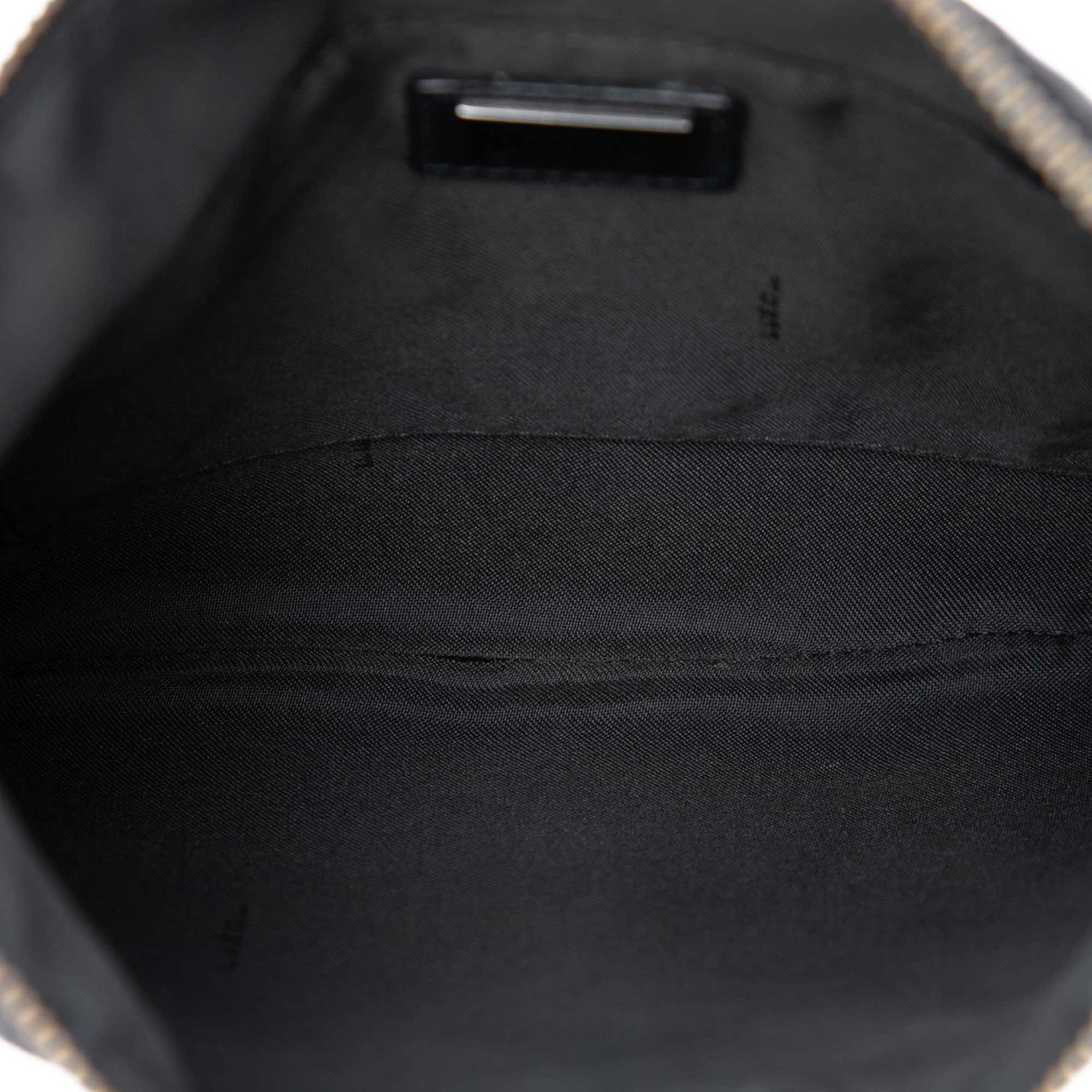 Fendi Zucchino Canvas Shoulder Bag, från Luxclusif, i färgen svart. Klicka för att öppna bilden i stort format