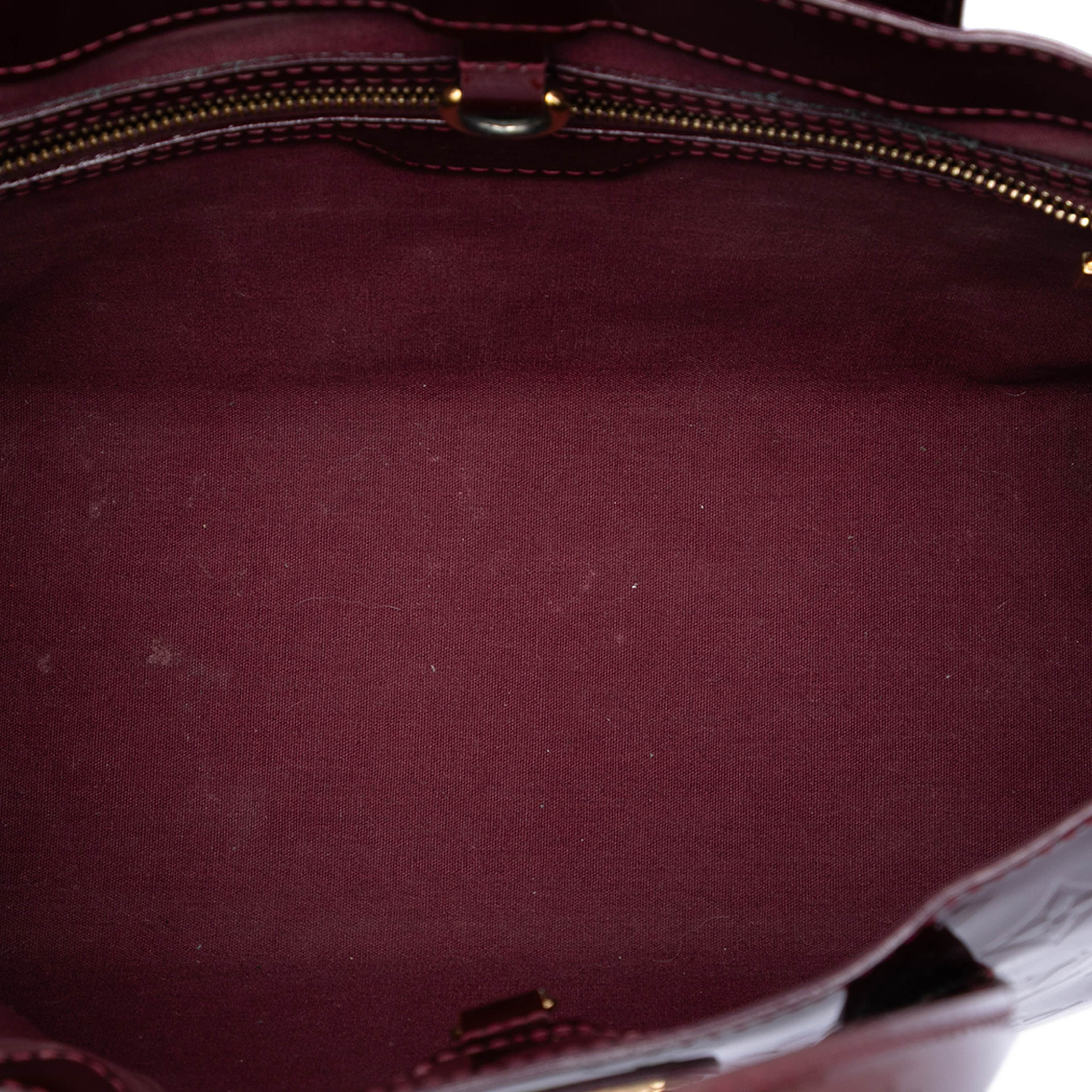 Louis Vuitton Monogram Vernis Wilshire Pm, från Luxclusif, i färgen burgundy. Klicka för att öppna bilden i stort format