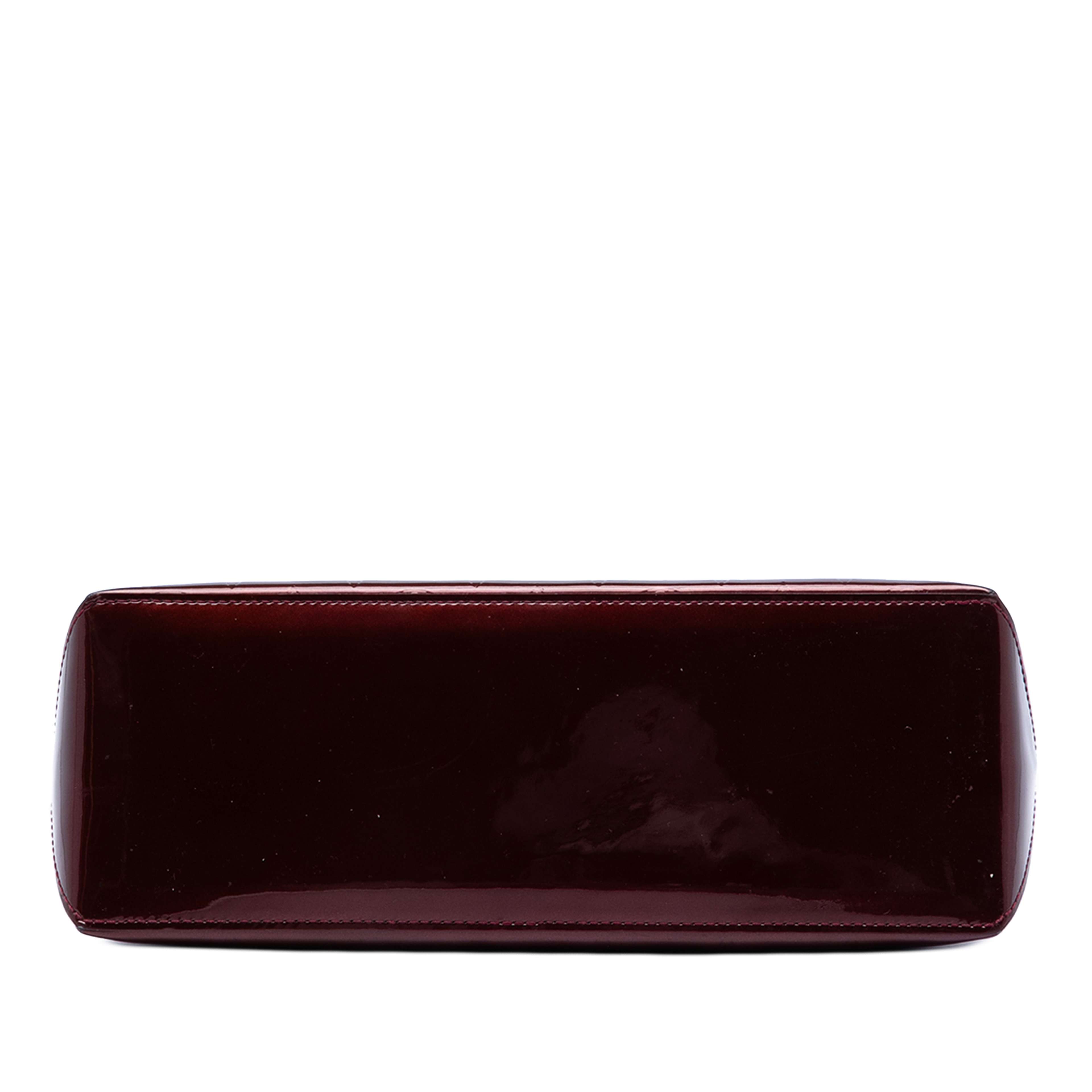 Louis Vuitton Monogram Vernis Wilshire Pm, från Luxclusif, i färgen burgundy. Klicka för att öppna bilden i stort format