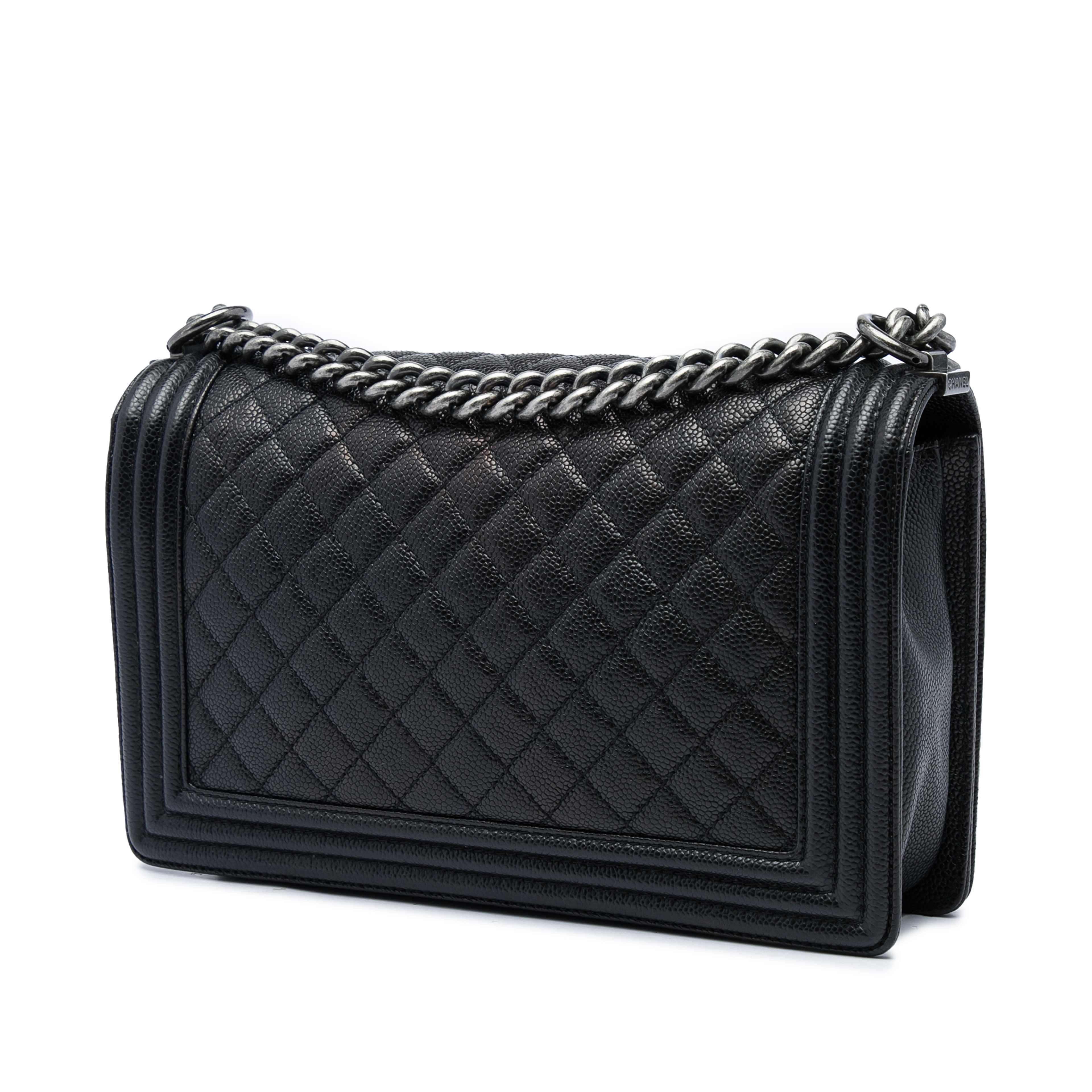 Chanel Large Quilted Caviar Boy Flap, från Luxclusif, i färgen svart. Klicka för att öppna bilden i stort format