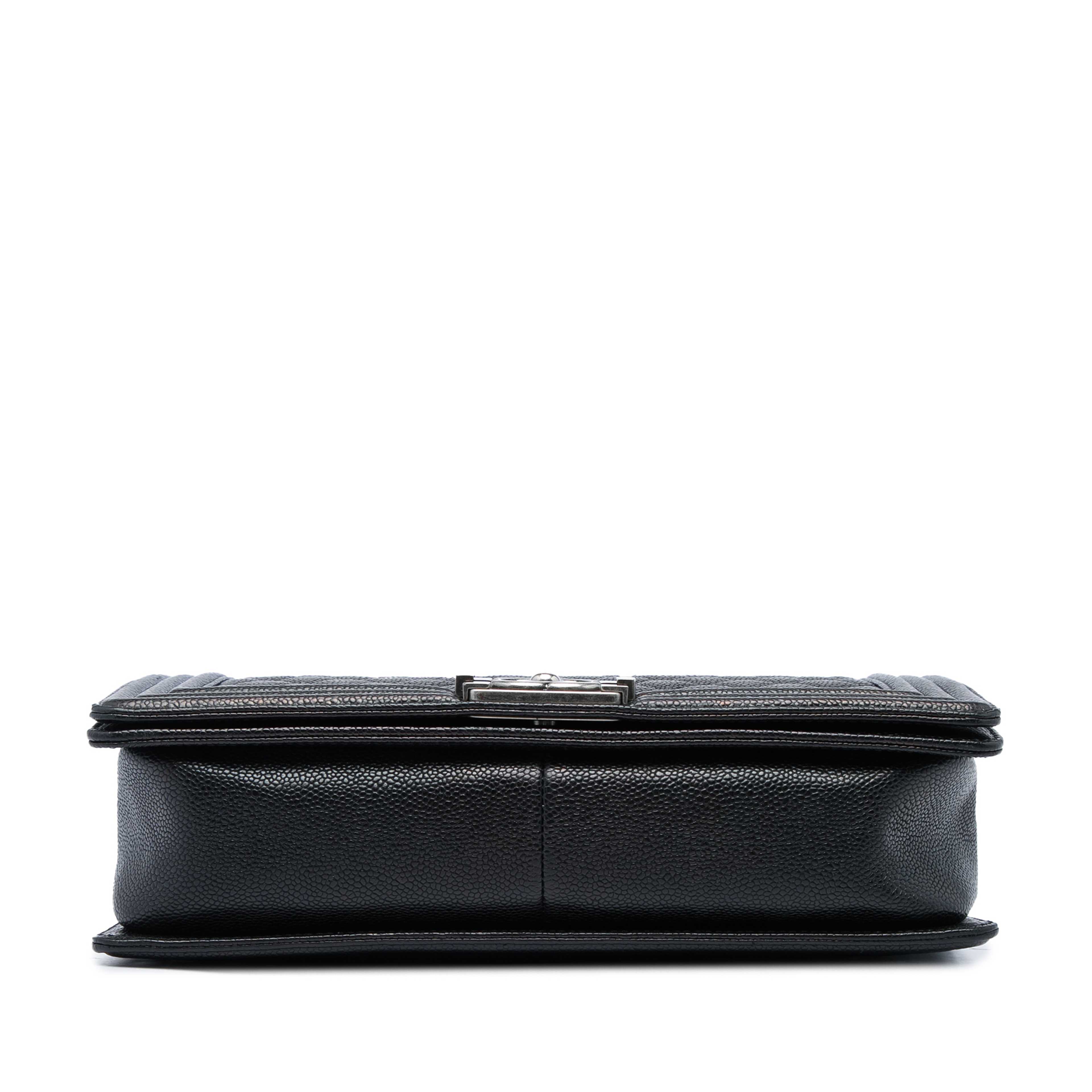 Chanel Large Quilted Caviar Boy Flap, från Luxclusif, i färgen svart. Klicka för att öppna bilden i stort format