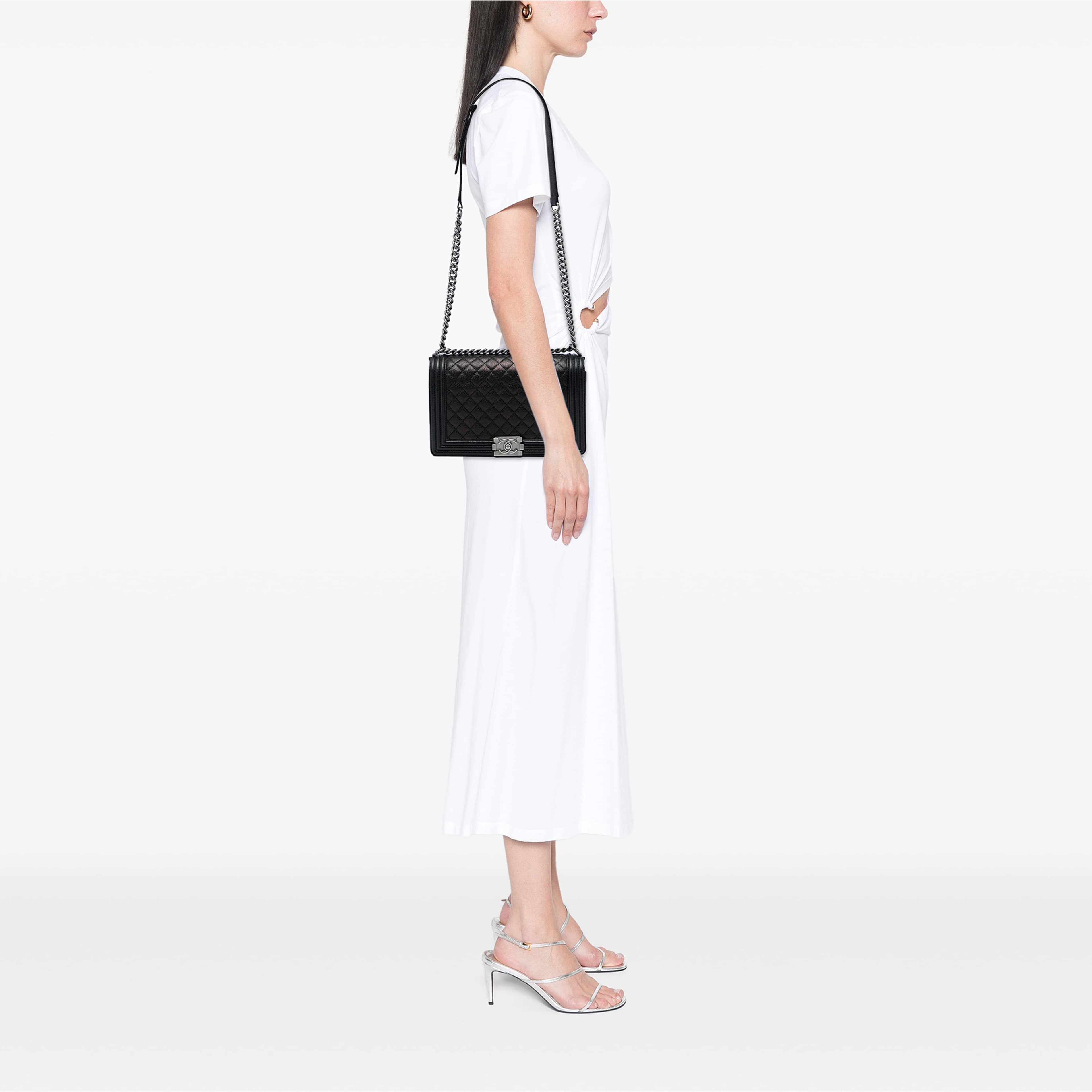 Chanel Large Quilted Caviar Boy Flap, från Luxclusif, i färgen svart. Klicka för att öppna bilden i stort format