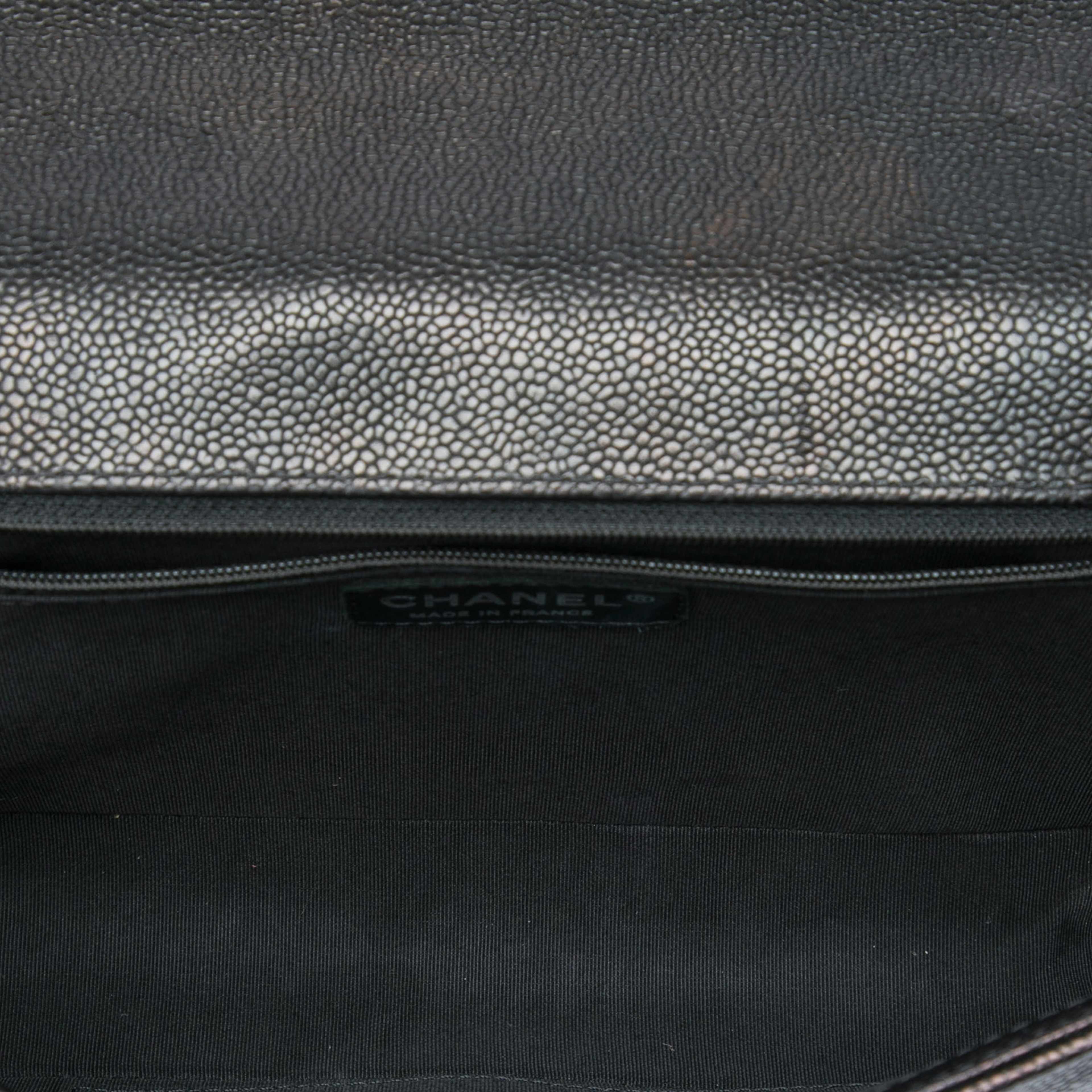 Chanel Large Quilted Caviar Boy Flap, från Luxclusif, i färgen svart. Klicka för att öppna bilden i stort format