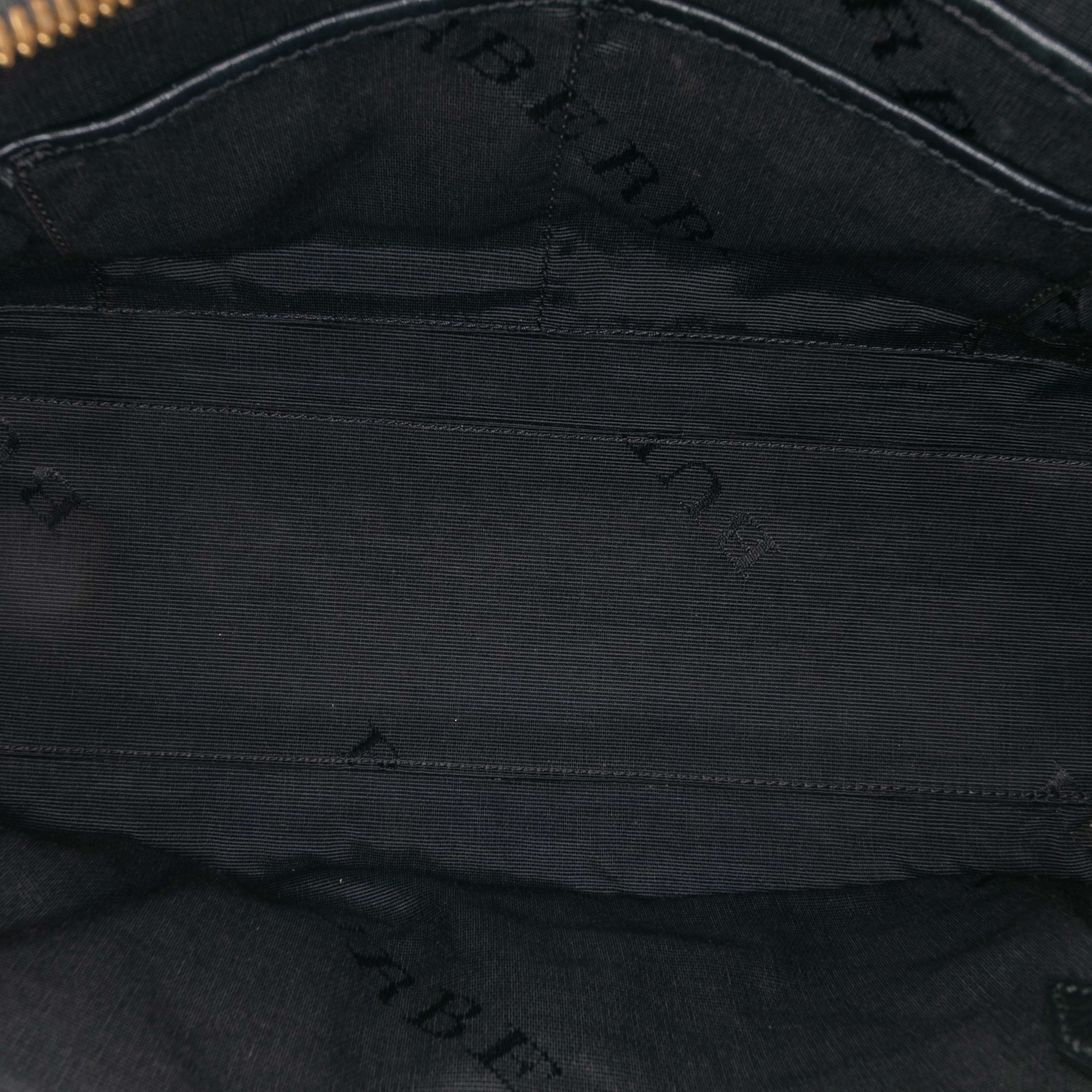 Burberry Medium Grained Leather Clifton Satchel, från Luxclusif, i färgen black. Klicka för att öppna bilden i stort format