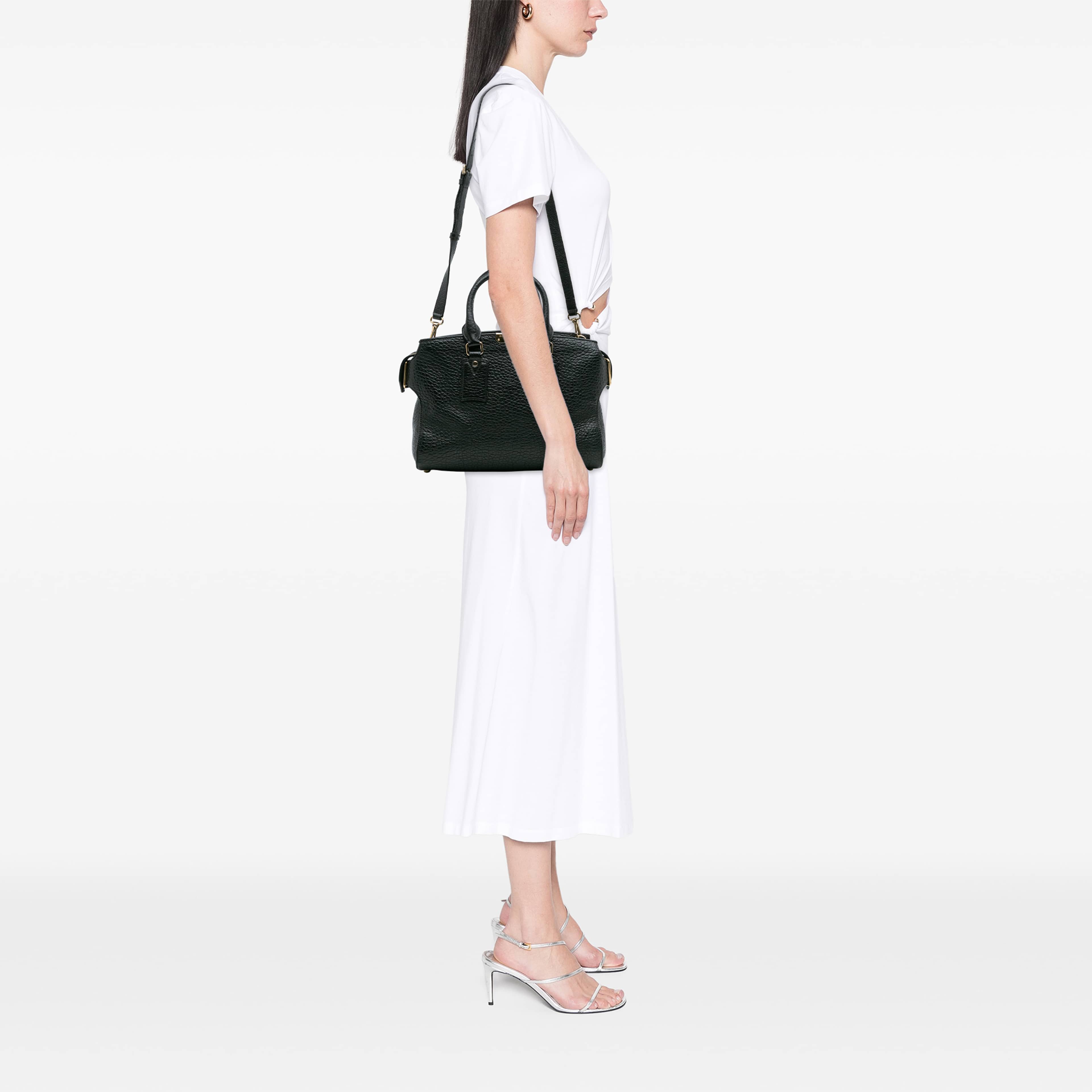 Burberry Medium Grained Leather Clifton Satchel, från Luxclusif, i färgen svart. Klicka för att öppna bilden i stort format