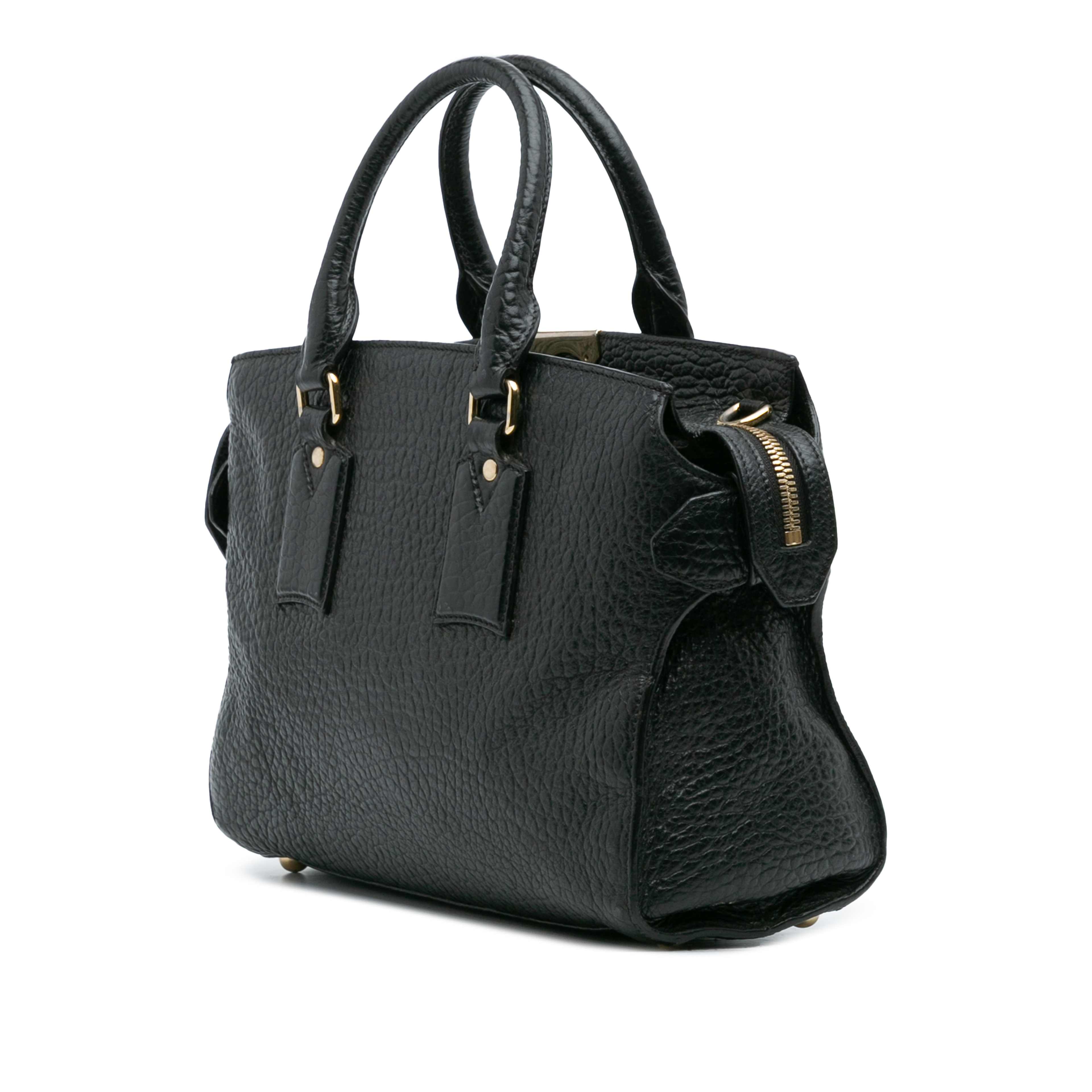 Burberry Medium Grained Leather Clifton Satchel, från Luxclusif, i färgen black. Klicka för att öppna bilden i stort format