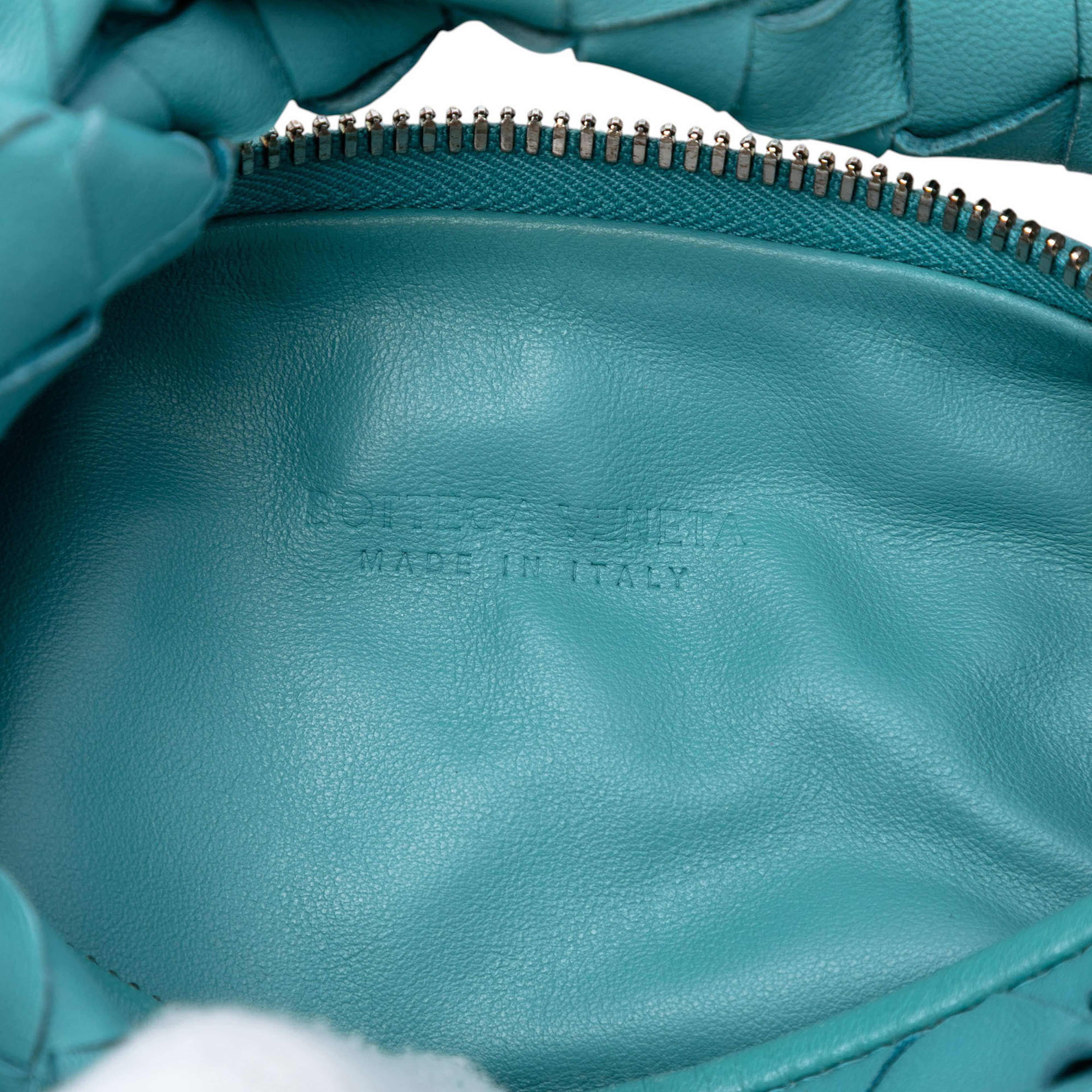 Bottega Veneta Mini Nappa Intrecciato Jodie, från Luxclusif, i färgen turquoise. Klicka för att öppna bilden i stort format