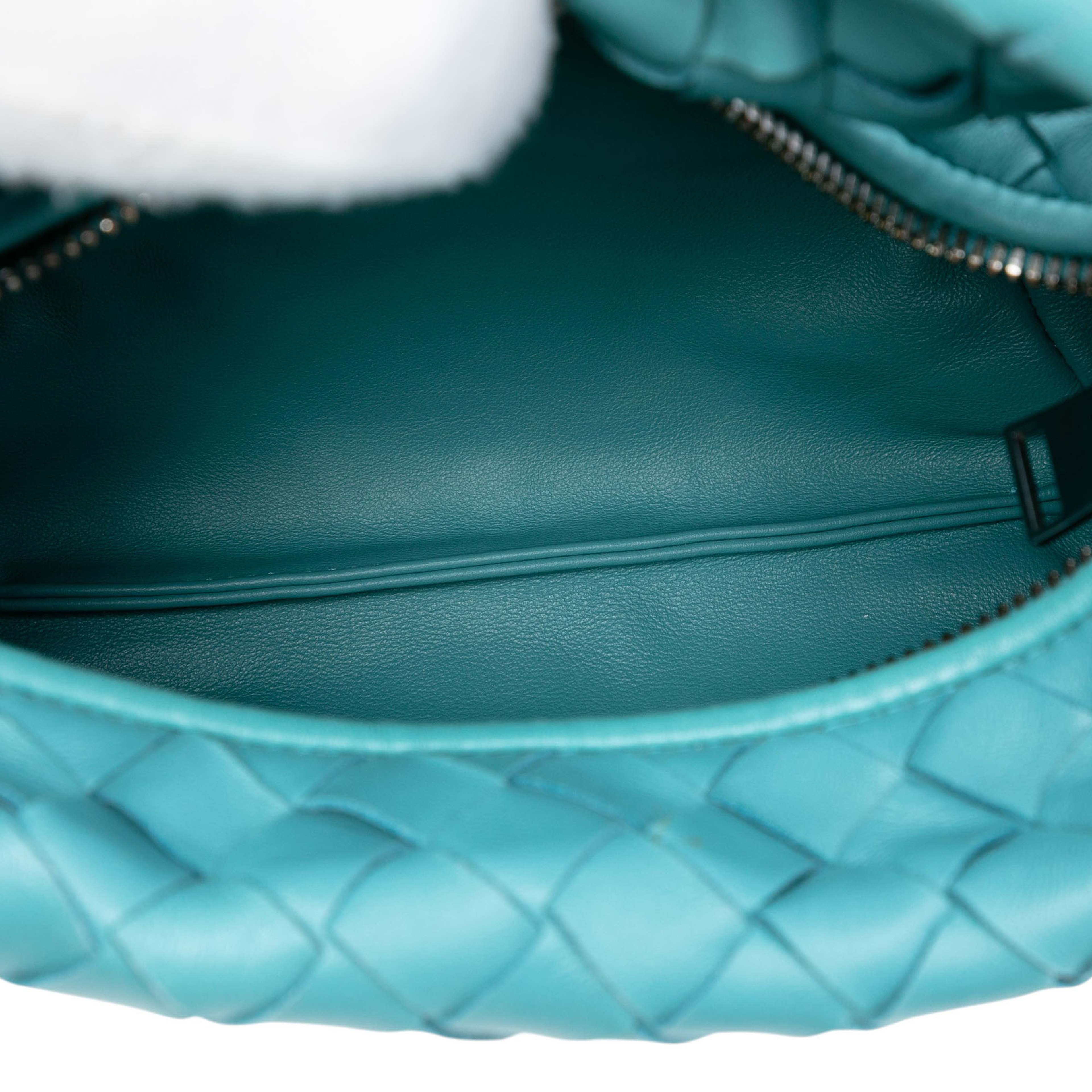 Bottega Veneta Mini Nappa Intrecciato Jodie, från Luxclusif, i färgen turquoise. Klicka för att öppna bilden i stort format