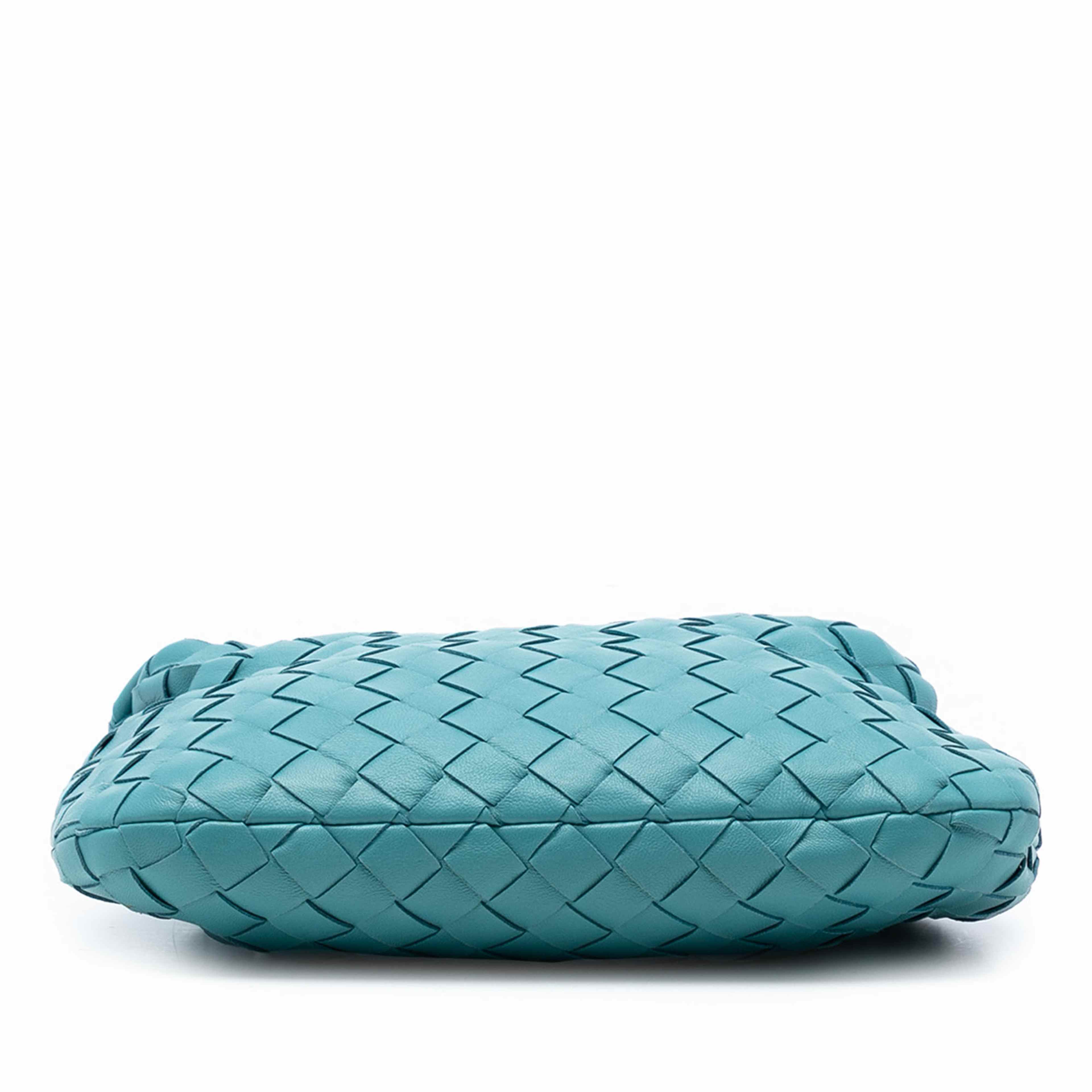 Bottega Veneta Mini Nappa Intrecciato Jodie, från Luxclusif, i färgen turquoise. Klicka för att öppna bilden i stort format