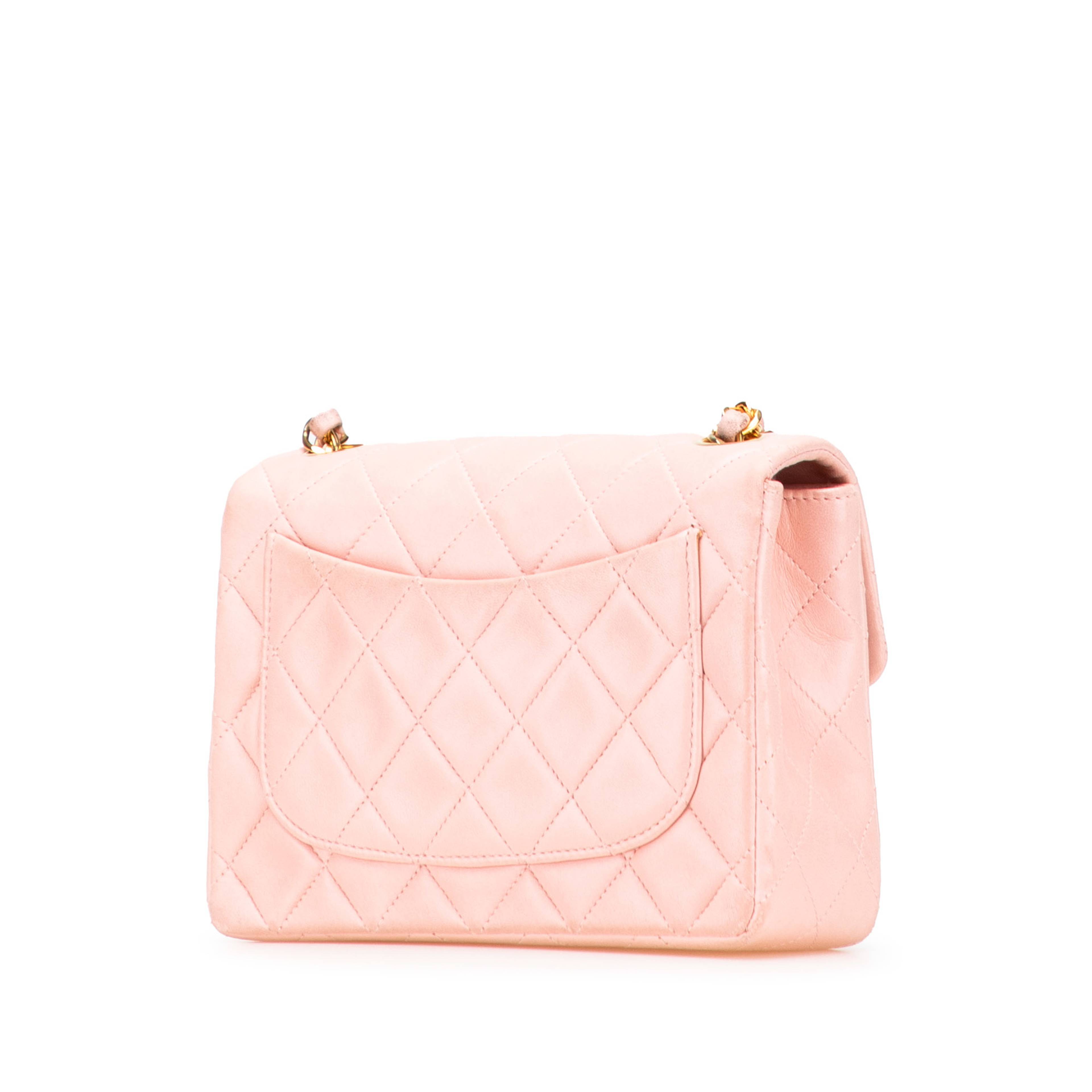 Chanel Mini Square Classic Lambskin Single Flap, från Luxclusif, i färgen pink. Klicka för att öppna bilden i stort format
