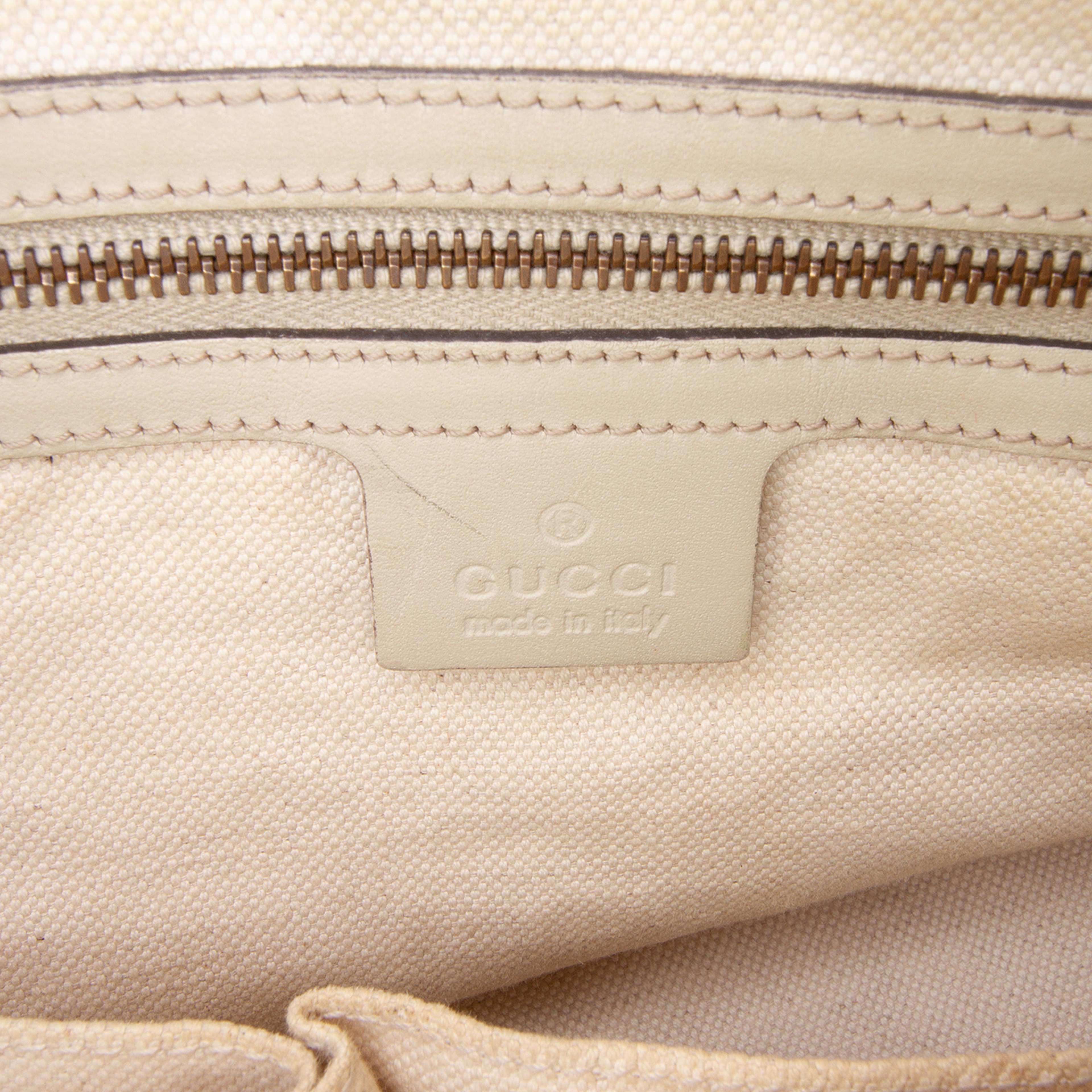 Gucci Medium Guccissima Scarlett Satchel, från Luxclusif, i färgen beige.