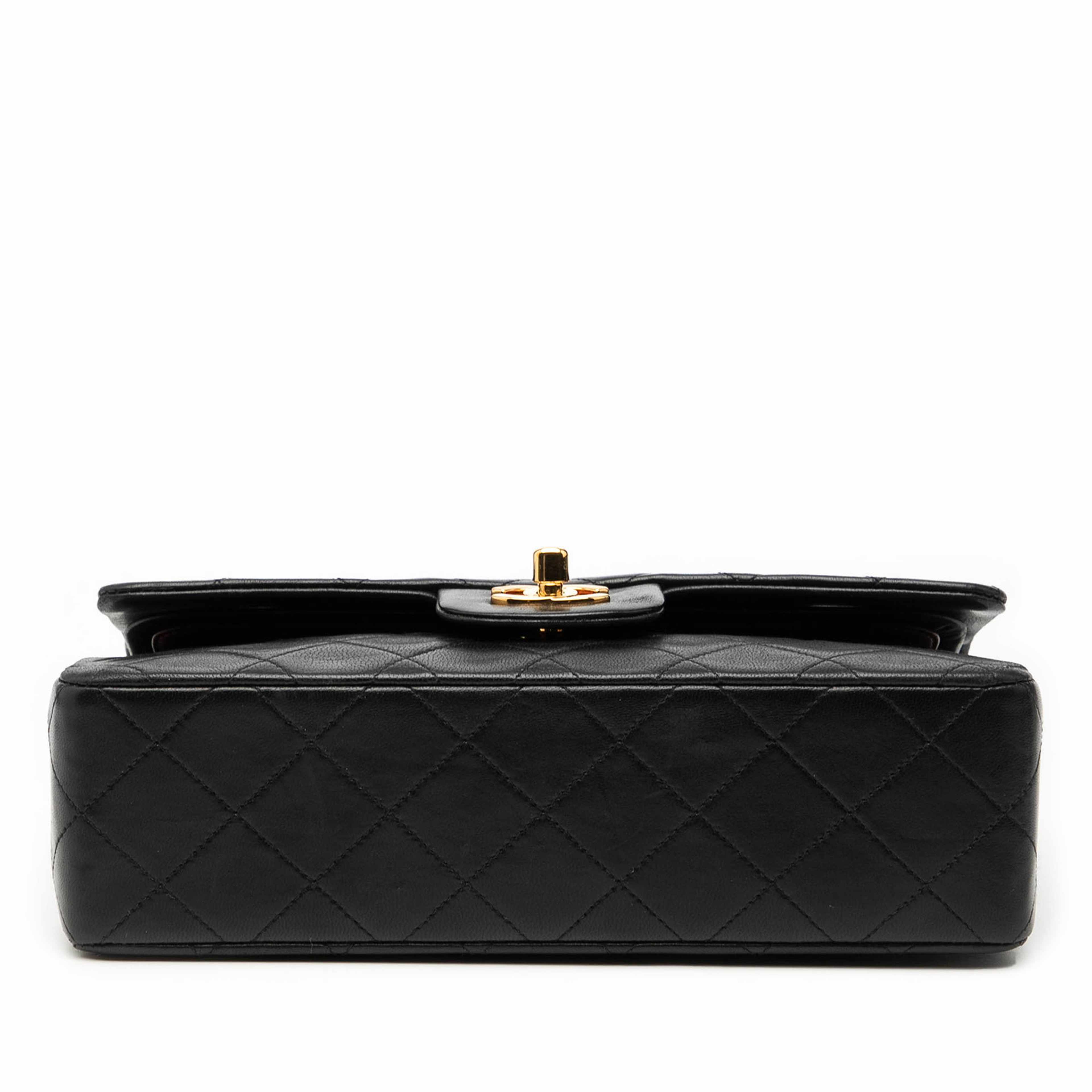 Chanel Small Classic Lambskin Double Flap, från Luxclusif, i färgen black. Klicka för att öppna bilden i stort format