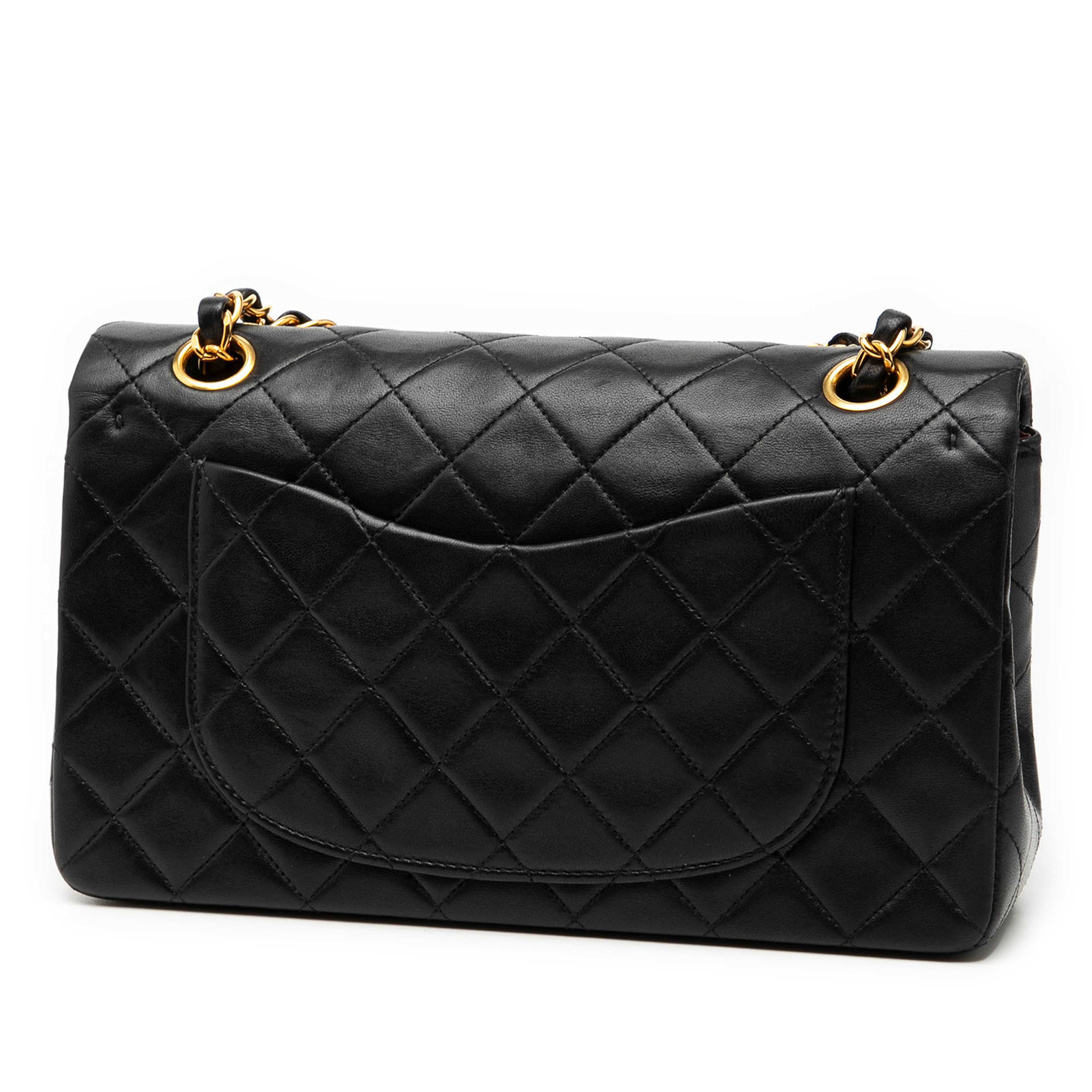 Chanel Small Classic Lambskin Double Flap, från Luxclusif, i färgen black. Klicka för att öppna bilden i stort format