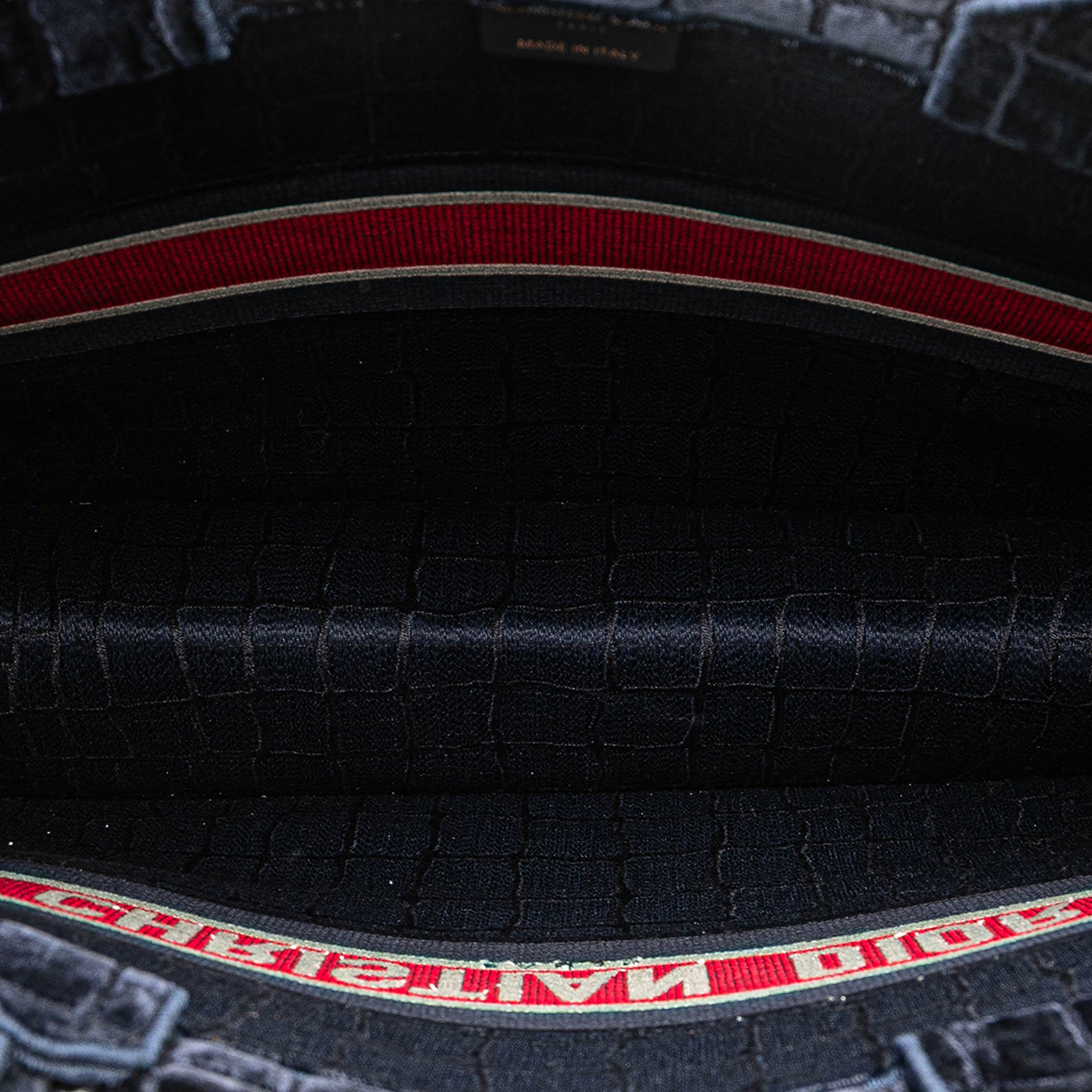 Dior Large Velvet Embossed Book Tote, från Luxclusif, i färgen navy. Klicka för att öppna bilden i stort format