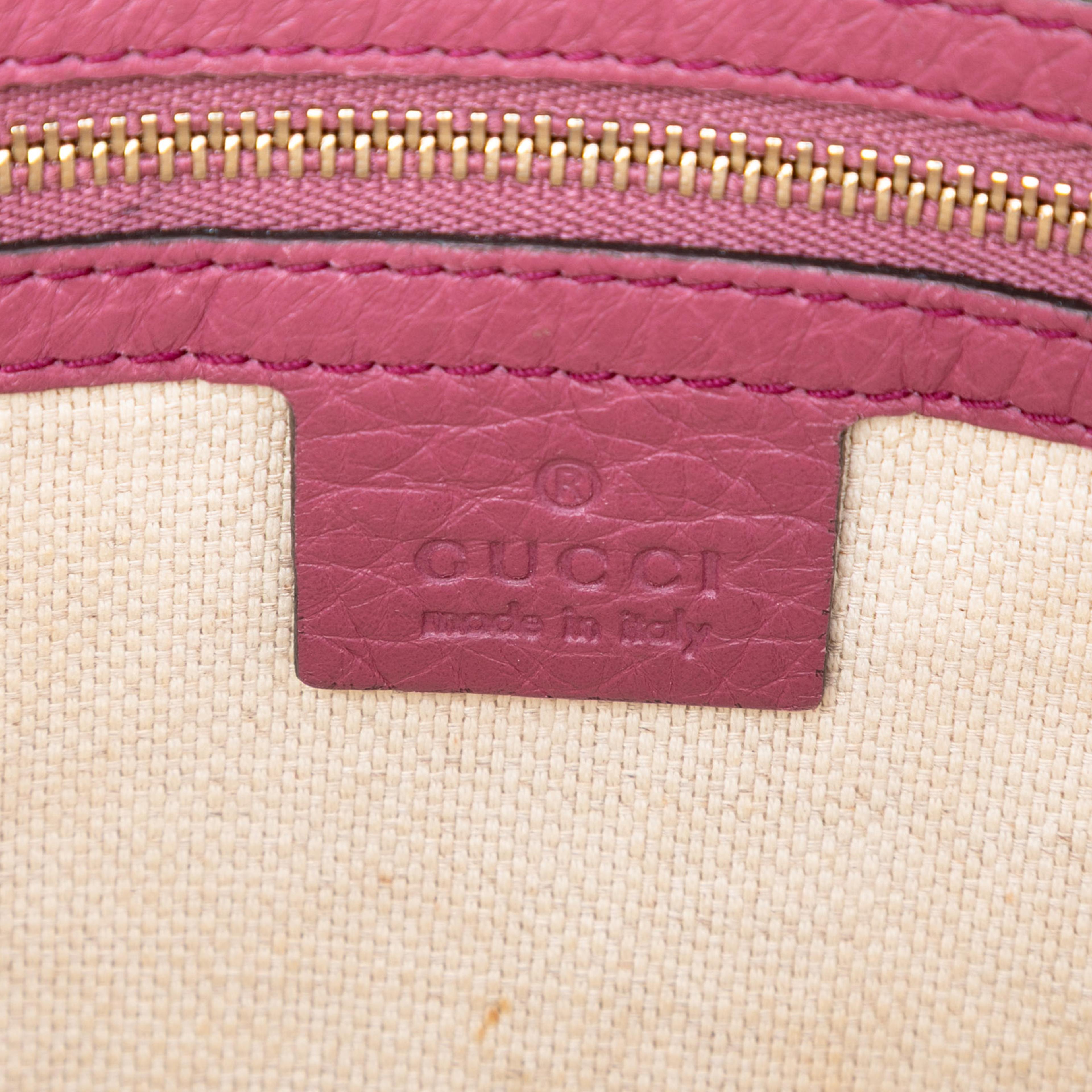 Gucci Small Pebbled Leather Soho Cellarius Satchel, från Luxclusif, i färgen purple. Klicka för att öppna bilden i stort format
