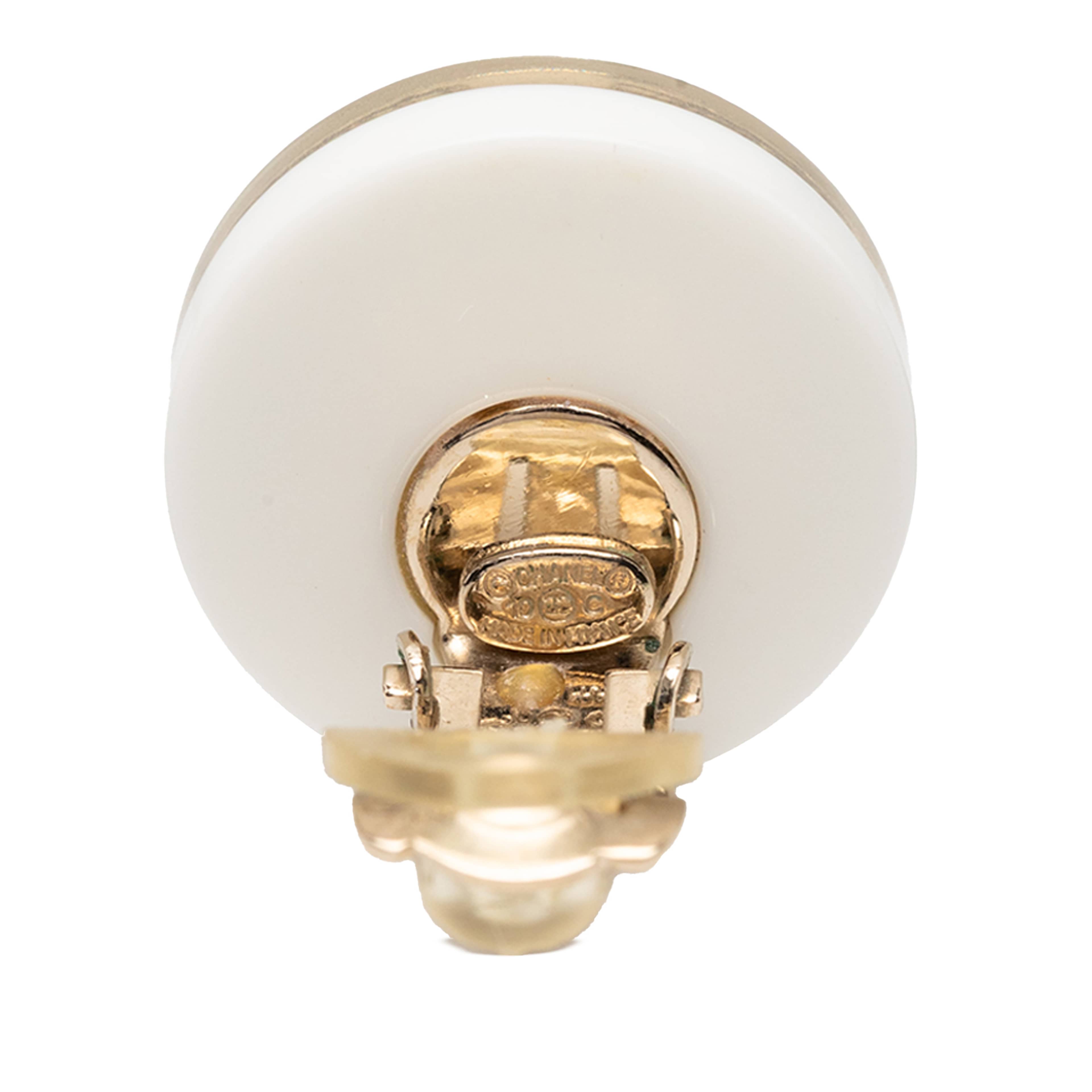 Chanel Gold Plated Cc Resin Button Clip On Earrings, från Luxclusif, i färgen white. Klicka för att öppna bilden i stort format