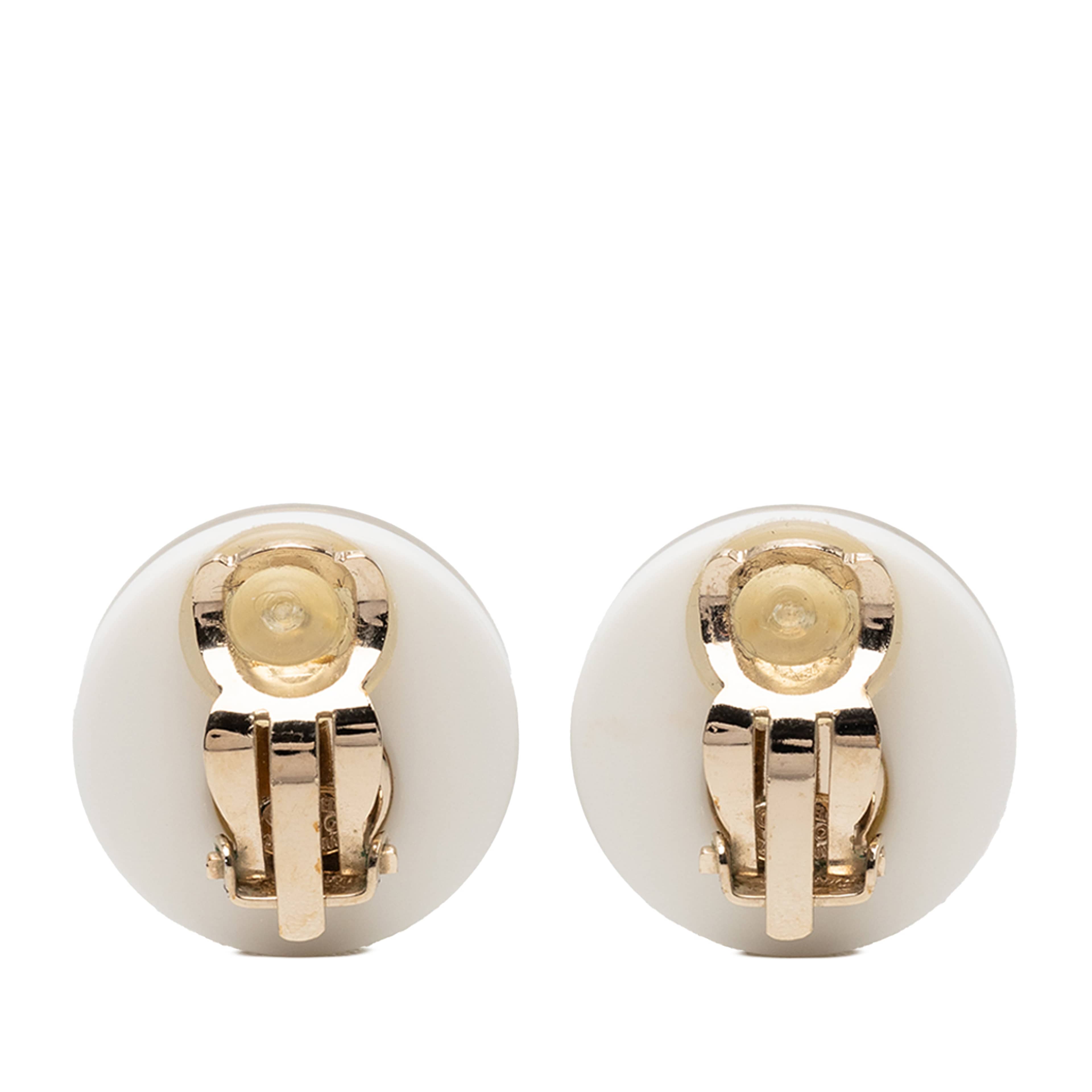 Chanel Gold Plated Cc Resin Button Clip On Earrings, från Luxclusif, i färgen white. Klicka för att öppna bilden i stort format