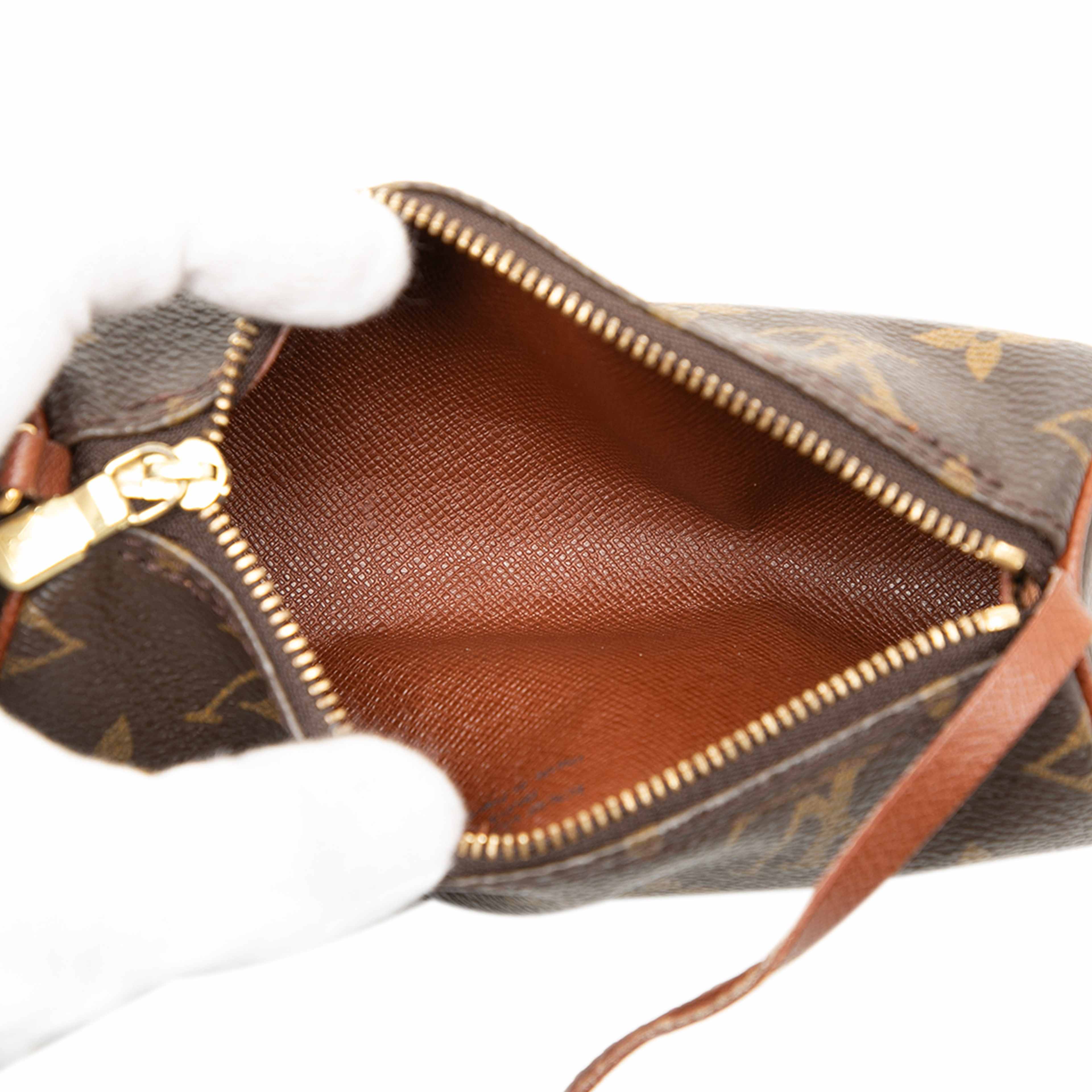 Louis Vuitton Monogram Papillon Pochette, från Luxclusif, i färgen brown. Klicka för att öppna bilden i stort format