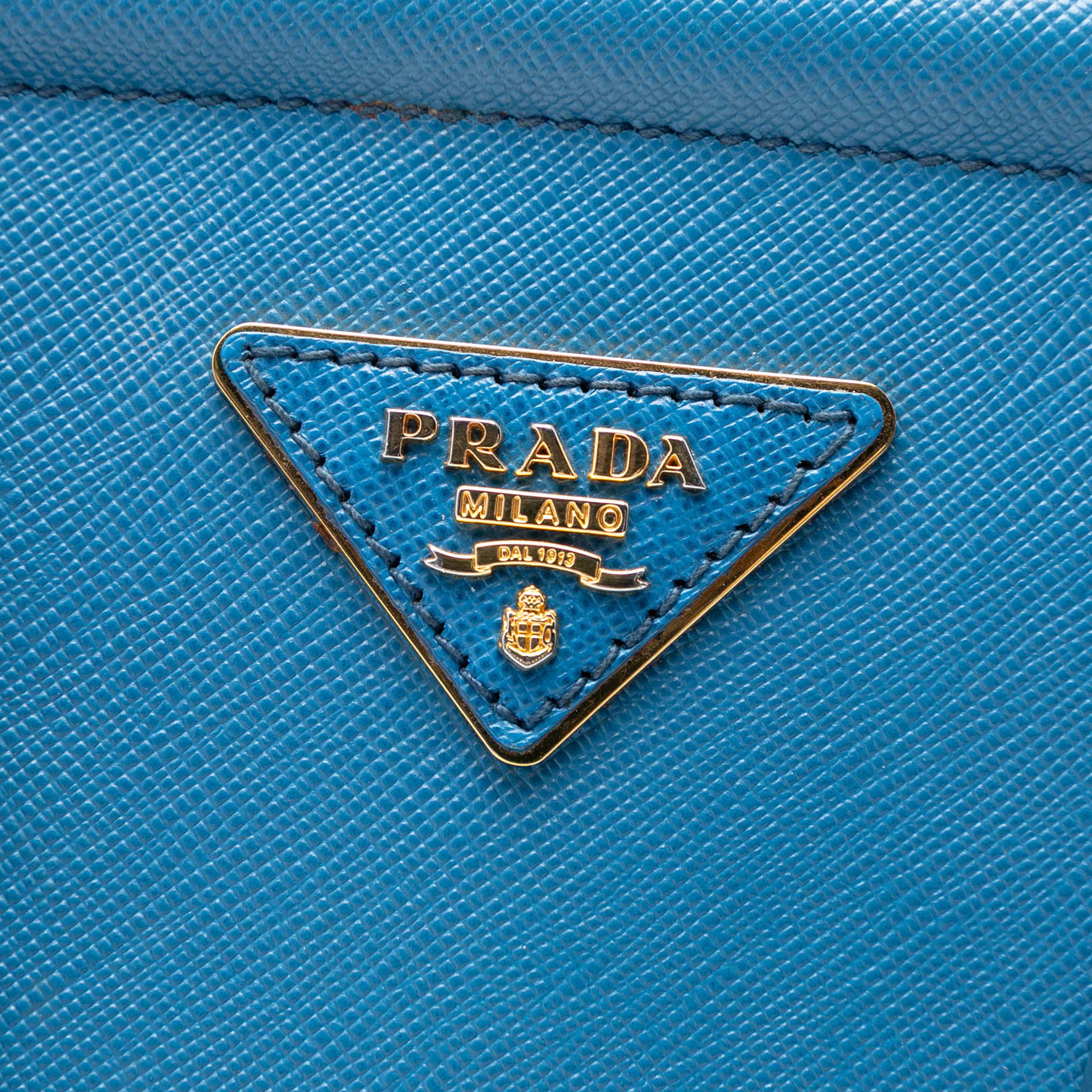 Prada Saffiano Lux Parabole Tote, från Luxclusif, i färgen light blue. Klicka för att öppna bilden i stort format