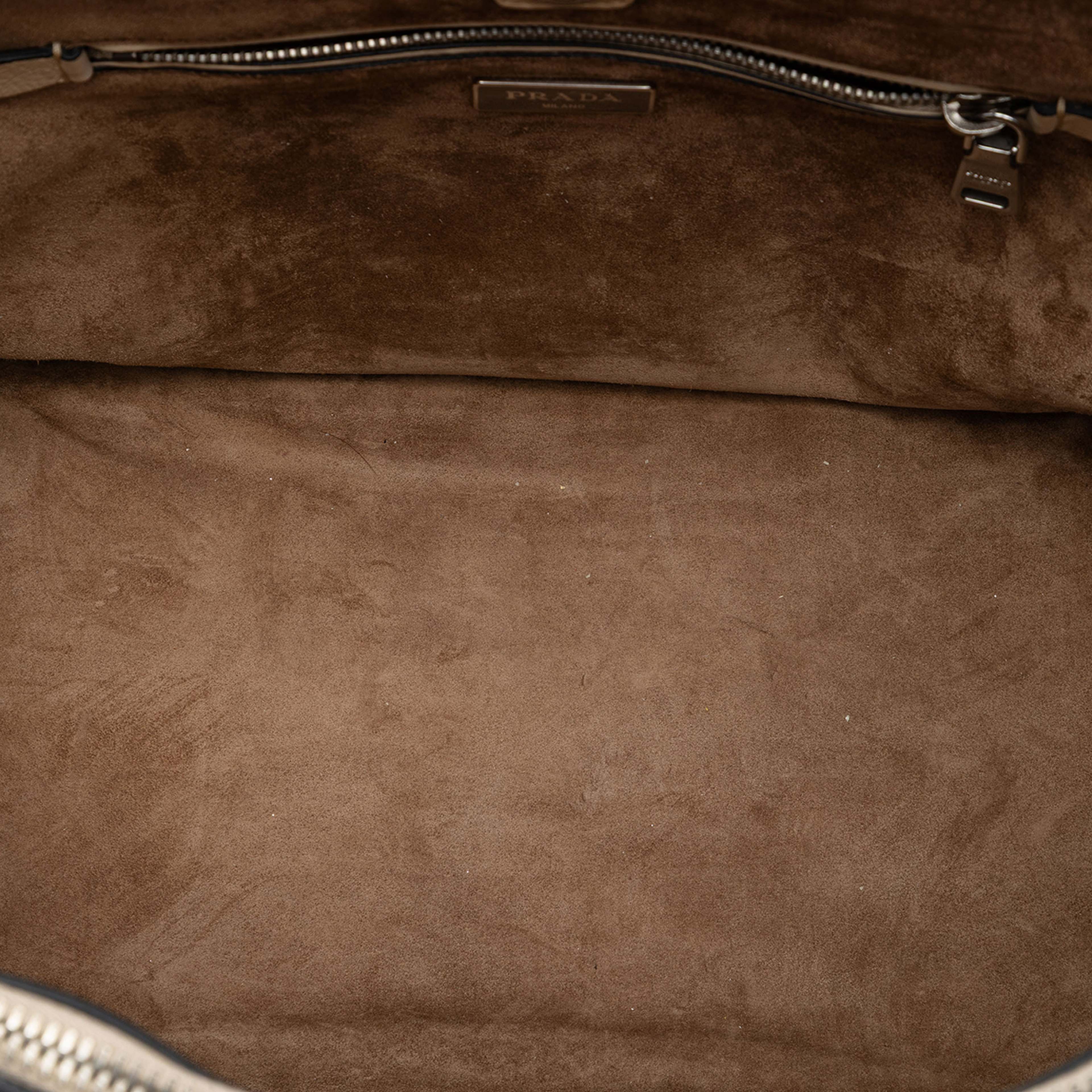 Prada Glace Calf Twin Pocket Double Handle Satchel, från Luxclusif, i färgen beige. Klicka för att öppna bilden i stort format