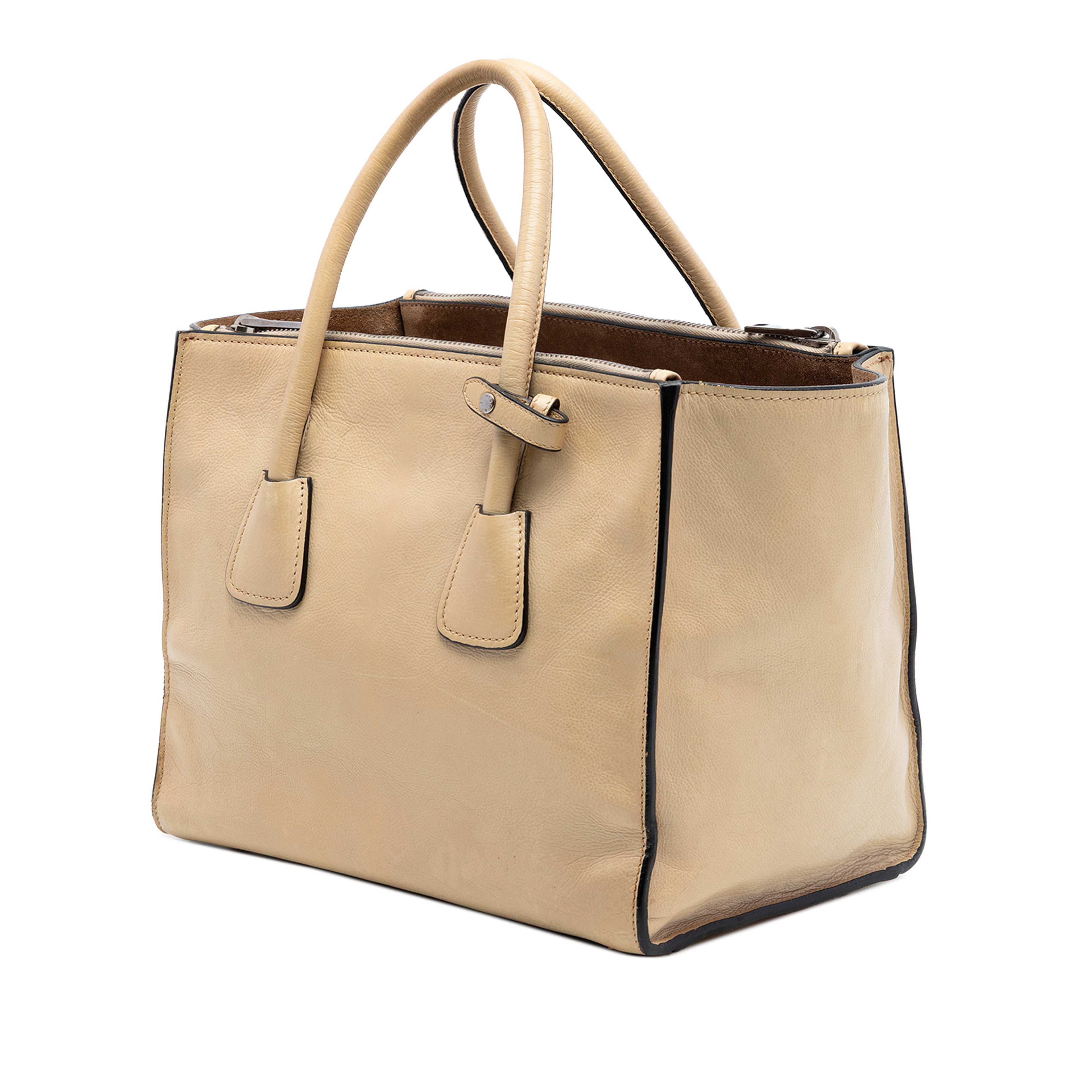 Prada Glace Calf Twin Pocket Double Handle Satchel, från Luxclusif, i färgen beige. Klicka för att öppna bilden i stort format