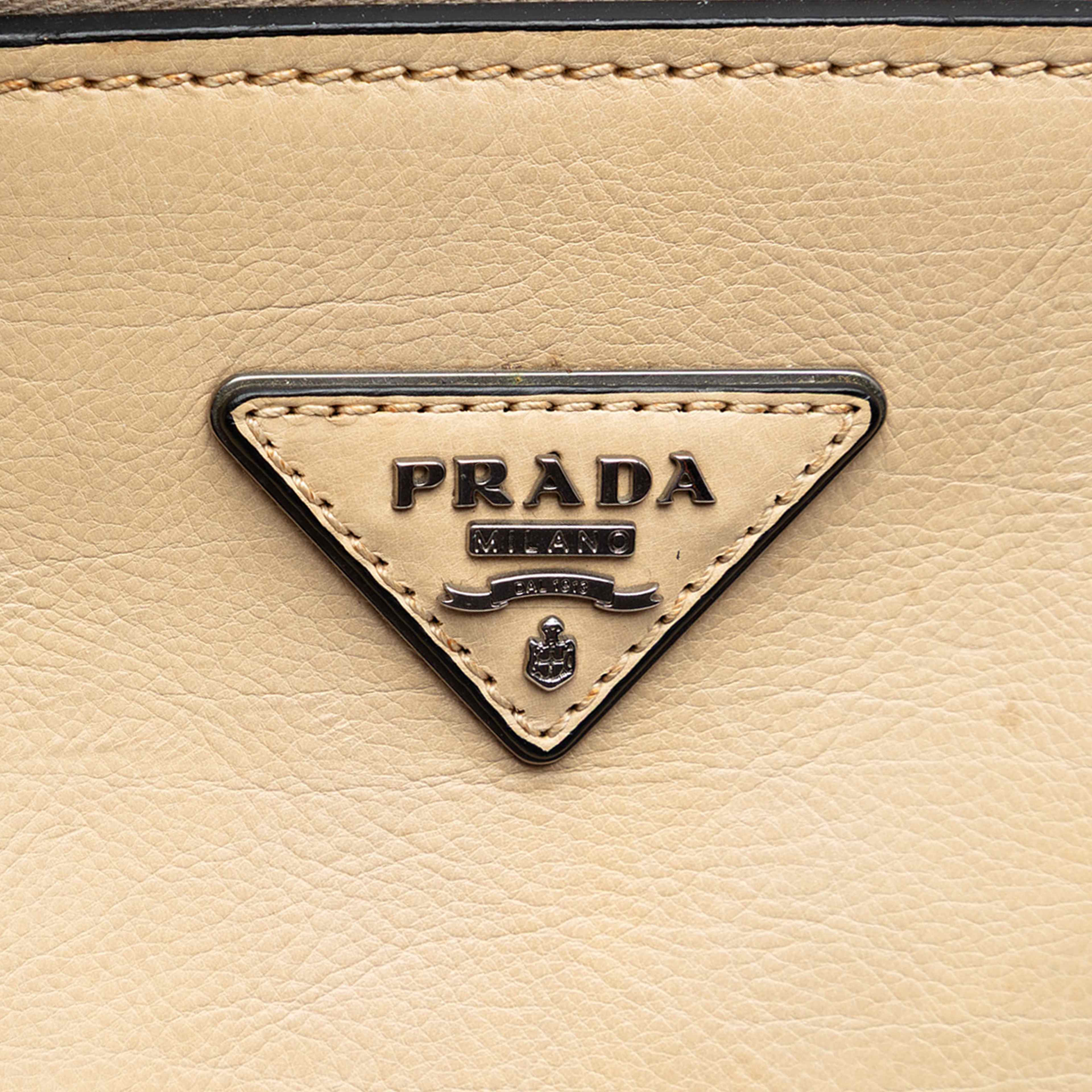 Prada Glace Calf Twin Pocket Double Handle Satchel, från Luxclusif, i färgen beige. Klicka för att öppna bilden i stort format