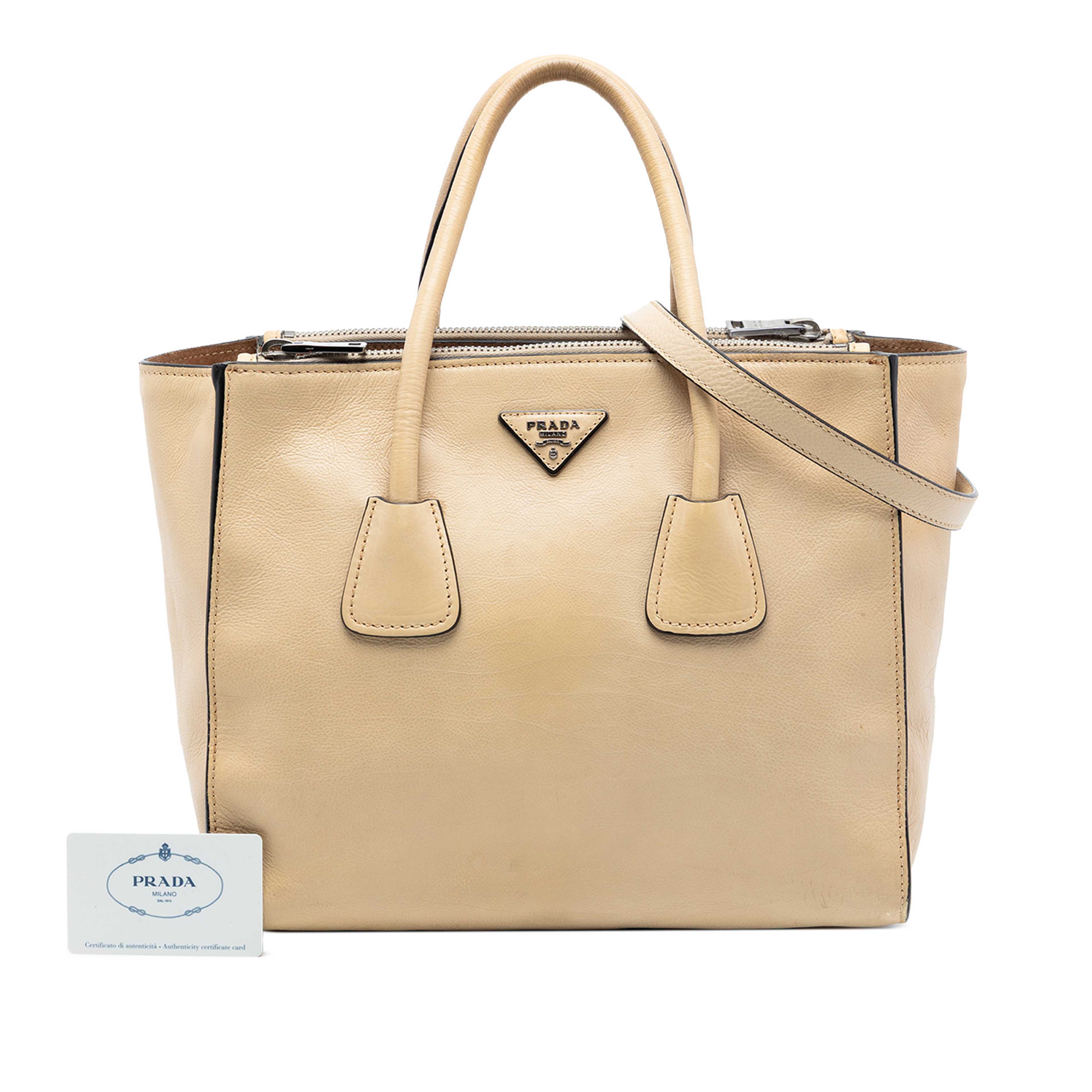Prada Glace Calf Twin Pocket Double Handle Satchel, från Luxclusif, i färgen beige. Klicka för att öppna bilden i stort format