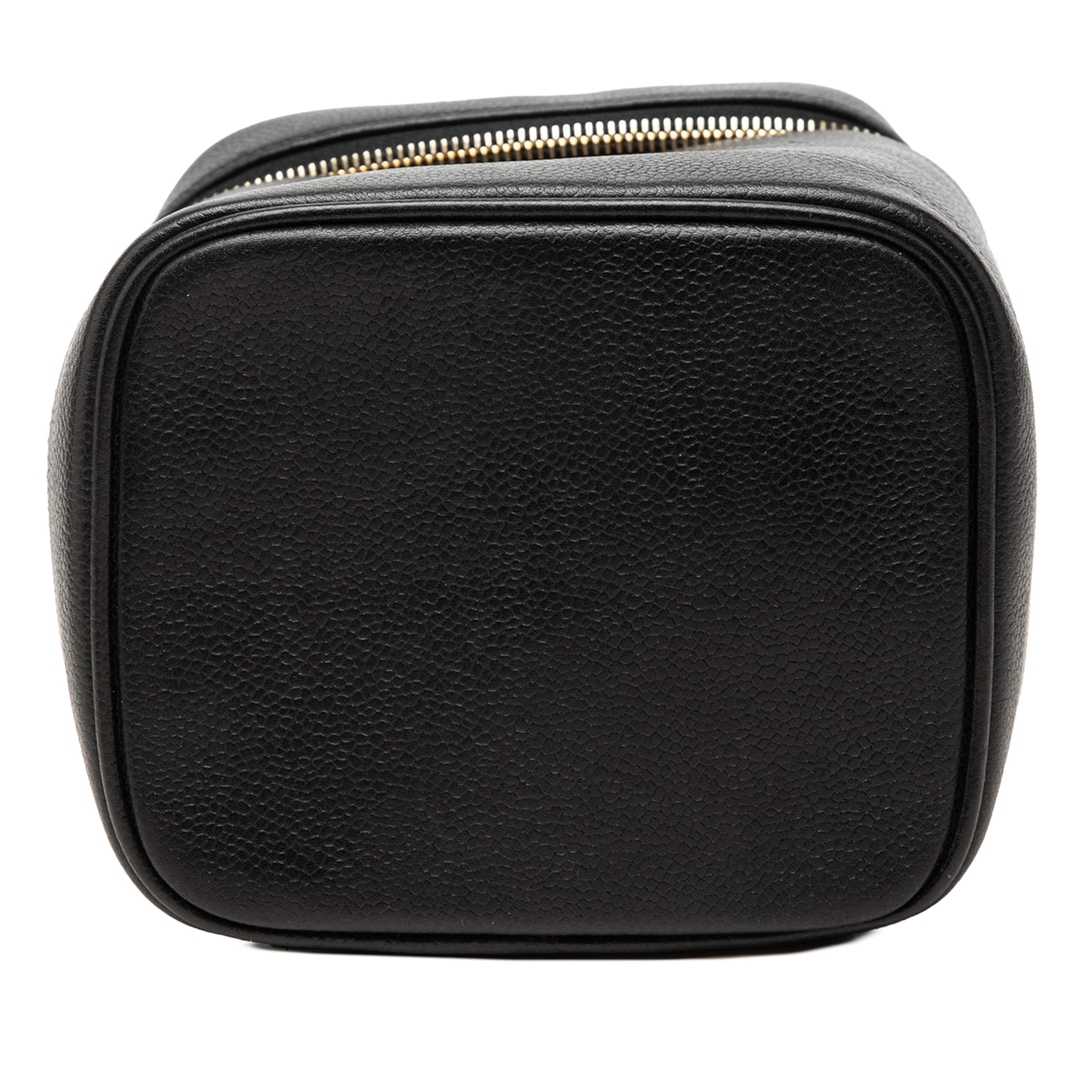 Chanel Cc Caviar Vanity Bag, från Luxclusif, i färgen svart. Klicka för att öppna bilden i stort format