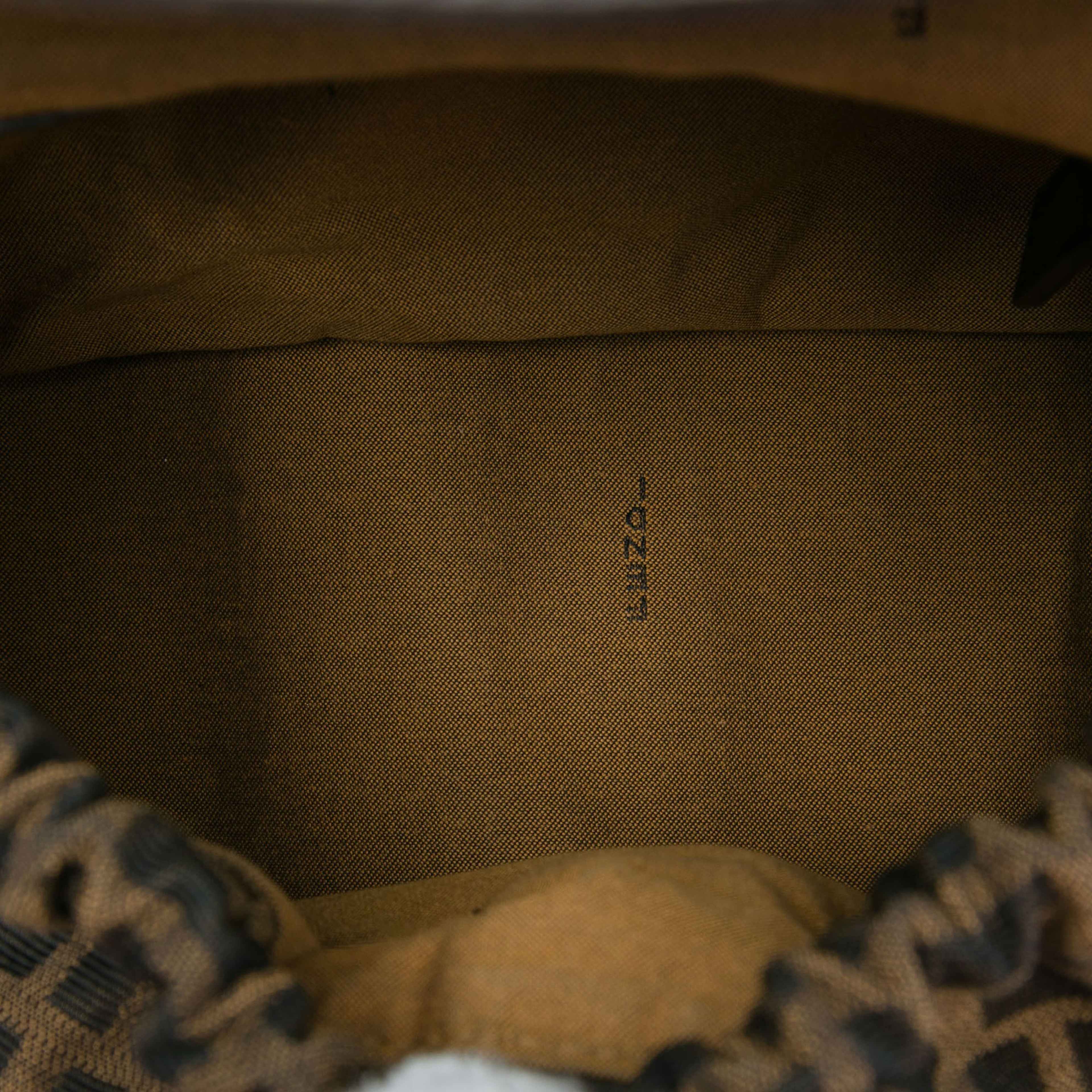Fendi Medium Zucca Canvas Magic Handbag, från Luxclusif, i färgen brun. Klicka för att öppna bilden i stort format