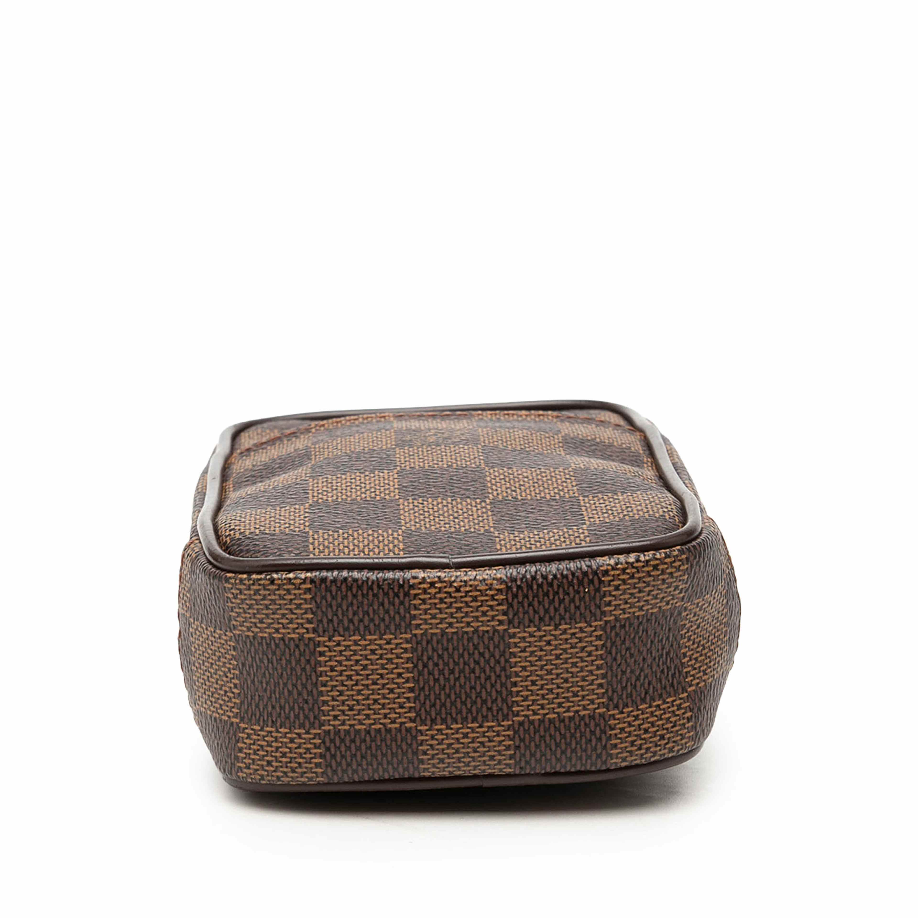 Louis Vuitton Damier Ebene Etui Okapi Gm, från Luxclusif, i färgen brun. Klicka för att öppna bilden i stort format
