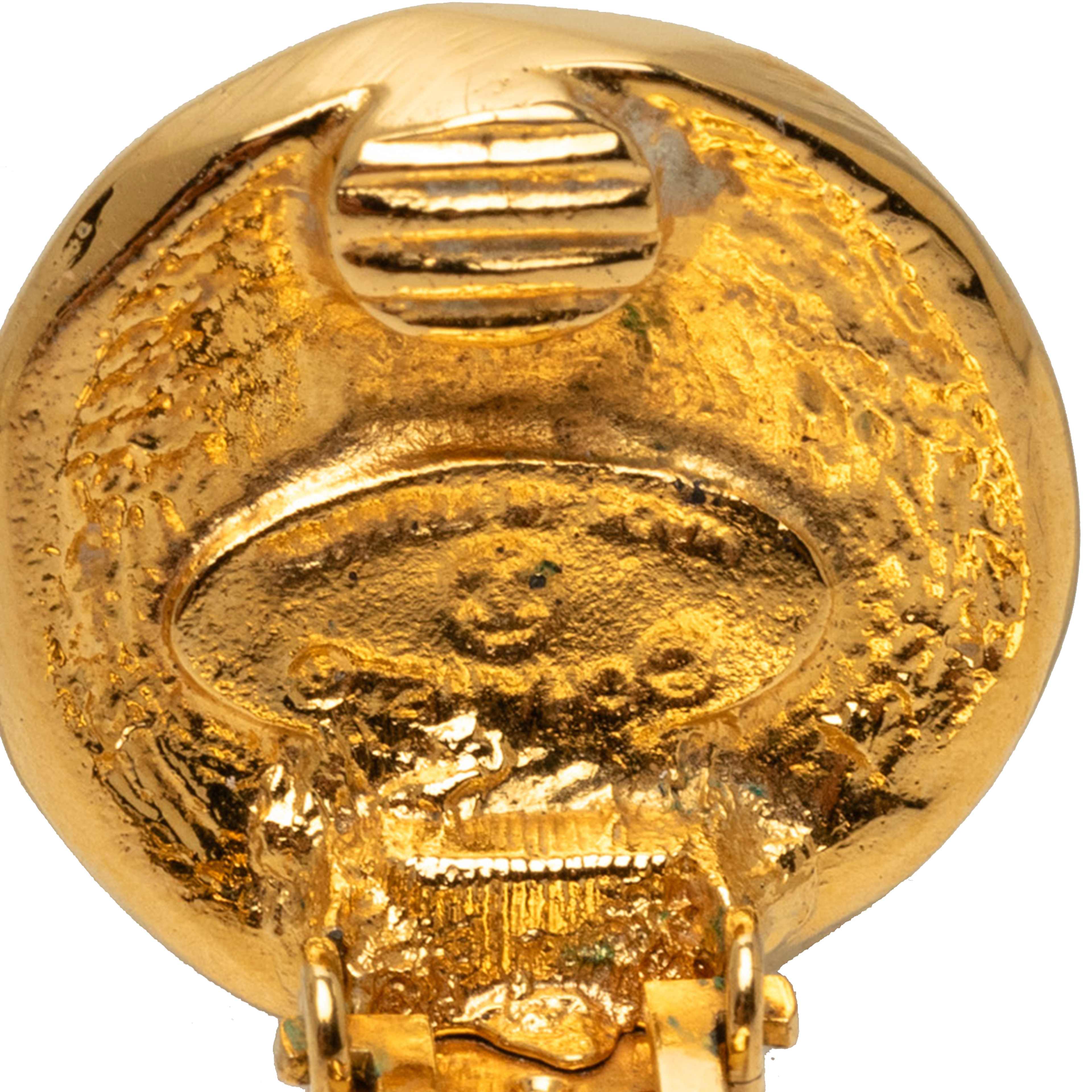 Chanel Gold Plated 31 Rue Cambon Round Clip On Earrings, från Luxclusif, i färgen guld. Klicka för att öppna bilden i stort format