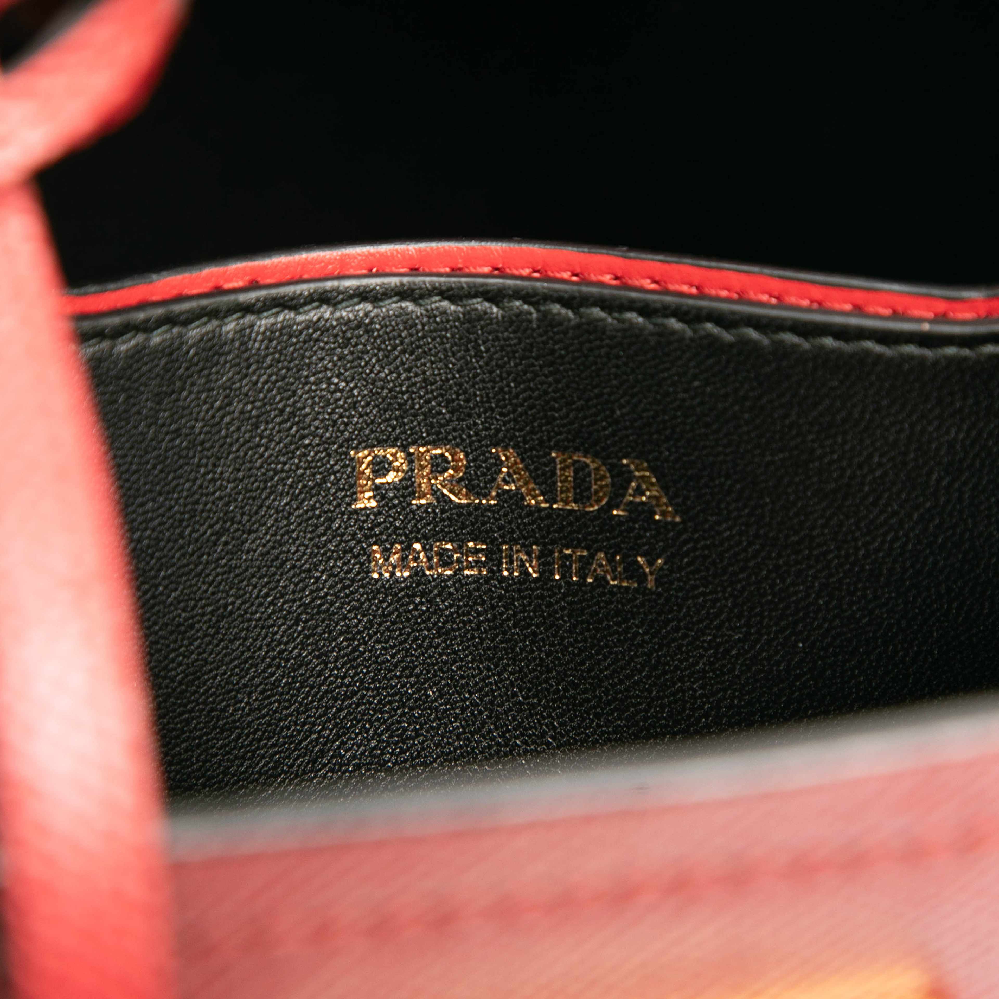 Prada Medium Saffiano Cuir Panier Satchel, från Luxclusif, i färgen red. Klicka för att öppna bilden i stort format