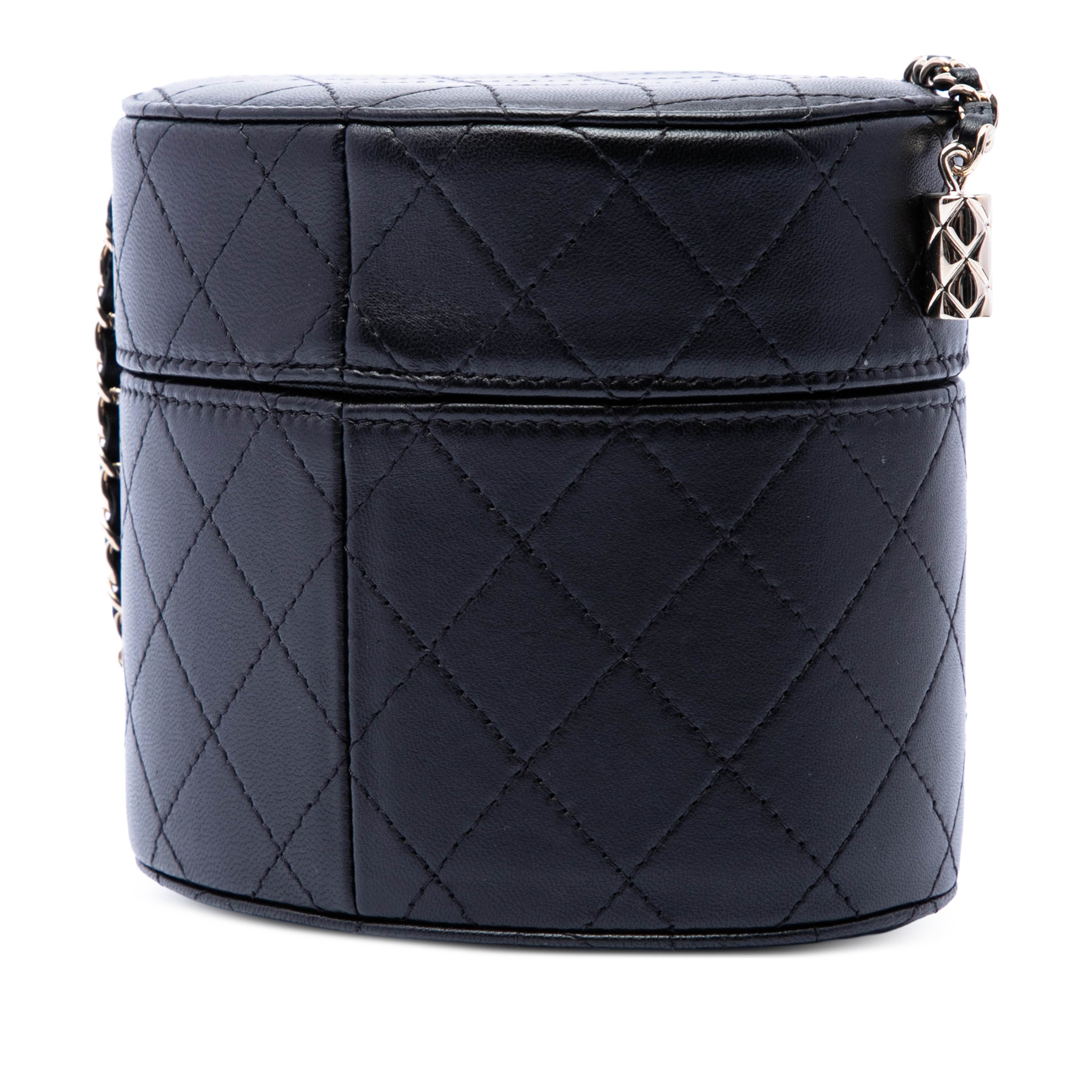 Chanel Cc Quilted Lambskin Round Vanity Clutch With Chain, från Luxclusif, i färgen black. Klicka för att öppna bilden i stort format