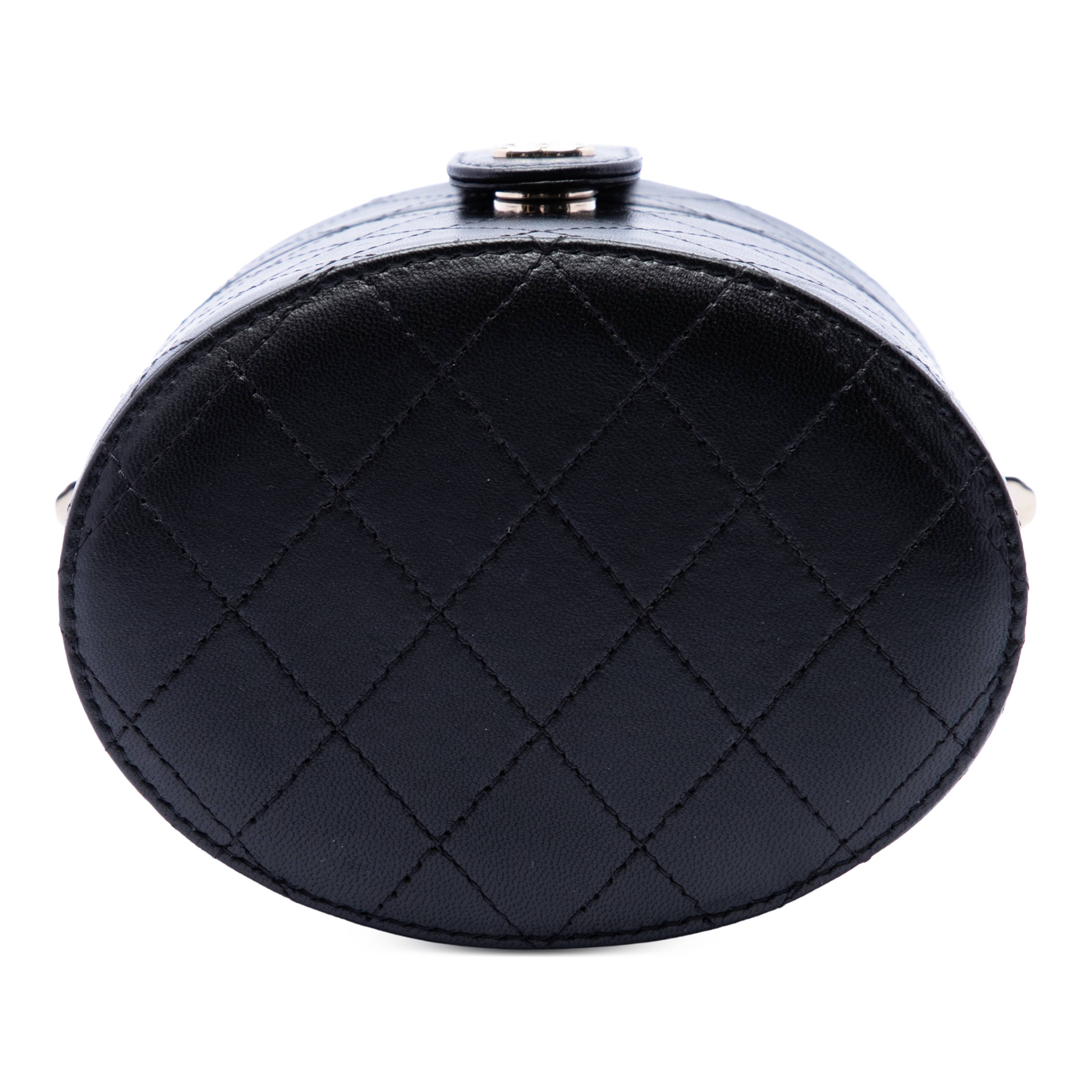 Chanel Cc Quilted Lambskin Round Vanity Clutch With Chain, från Luxclusif, i färgen black. Klicka för att öppna bilden i stort format