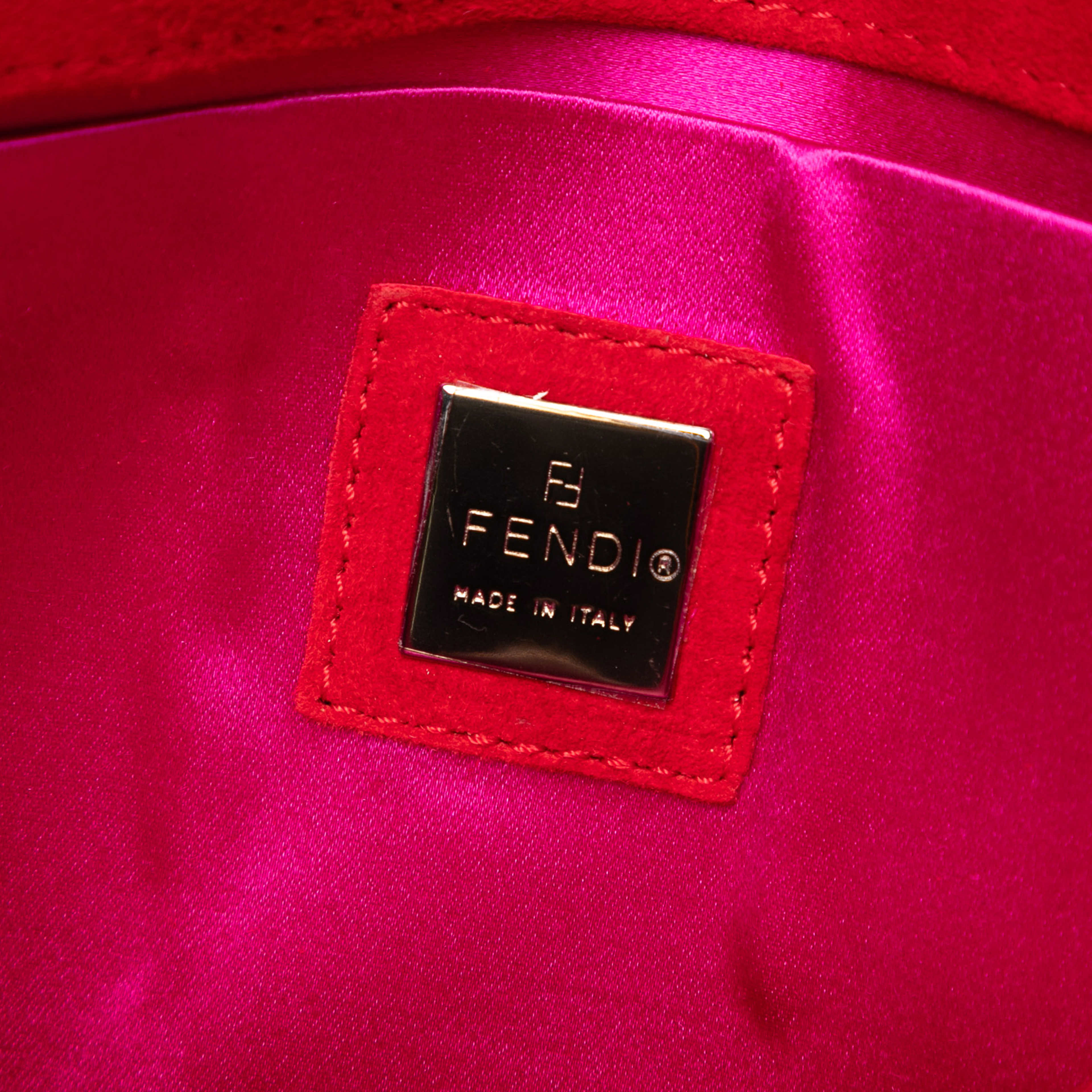 Fendi Suede Crossbody, från Luxclusif, i färgen red. Klicka för att öppna bilden i stort format