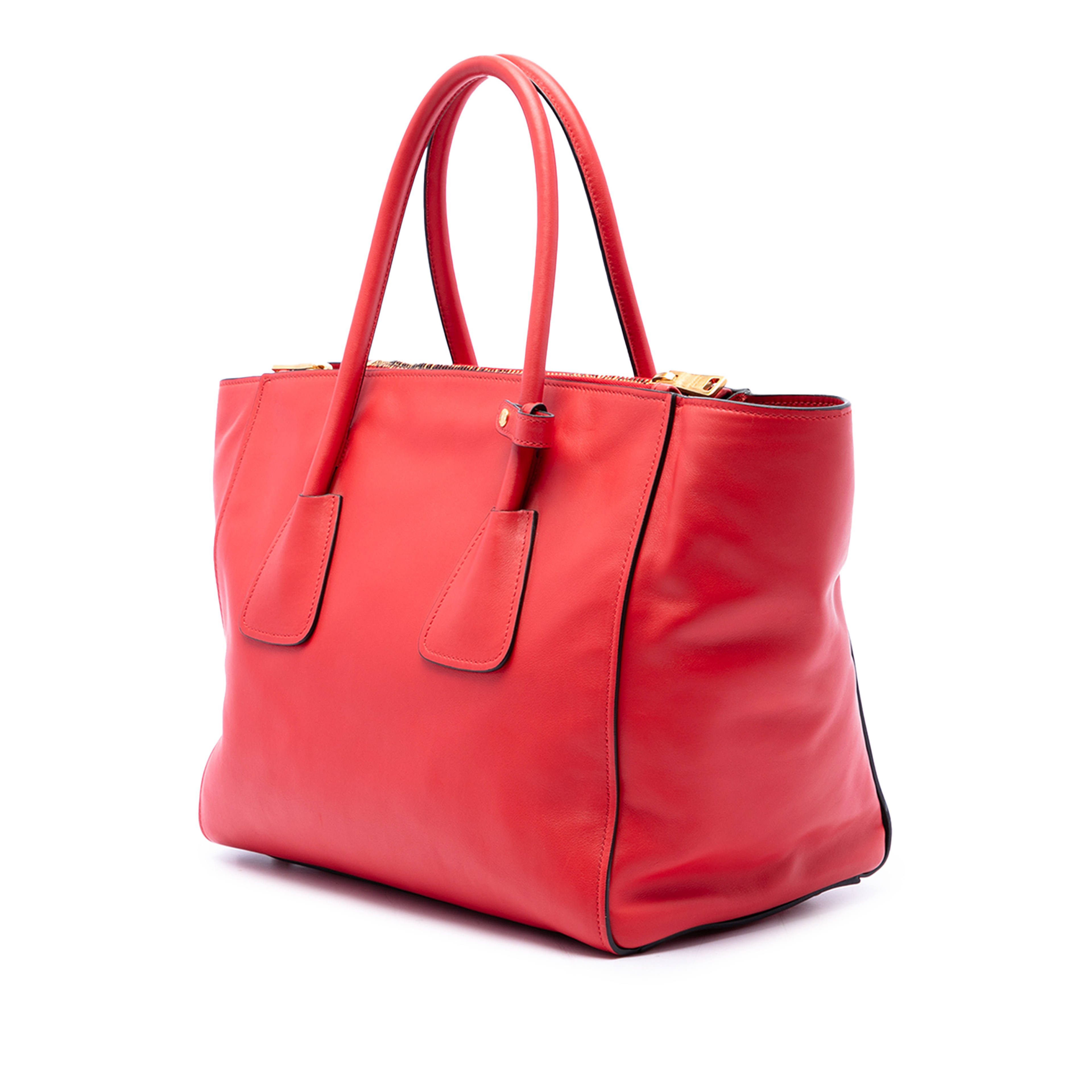 Prada Glace Calf Twin Pocket Double Handle Satchel, från Luxclusif, i färgen röd. Klicka för att öppna bilden i stort format