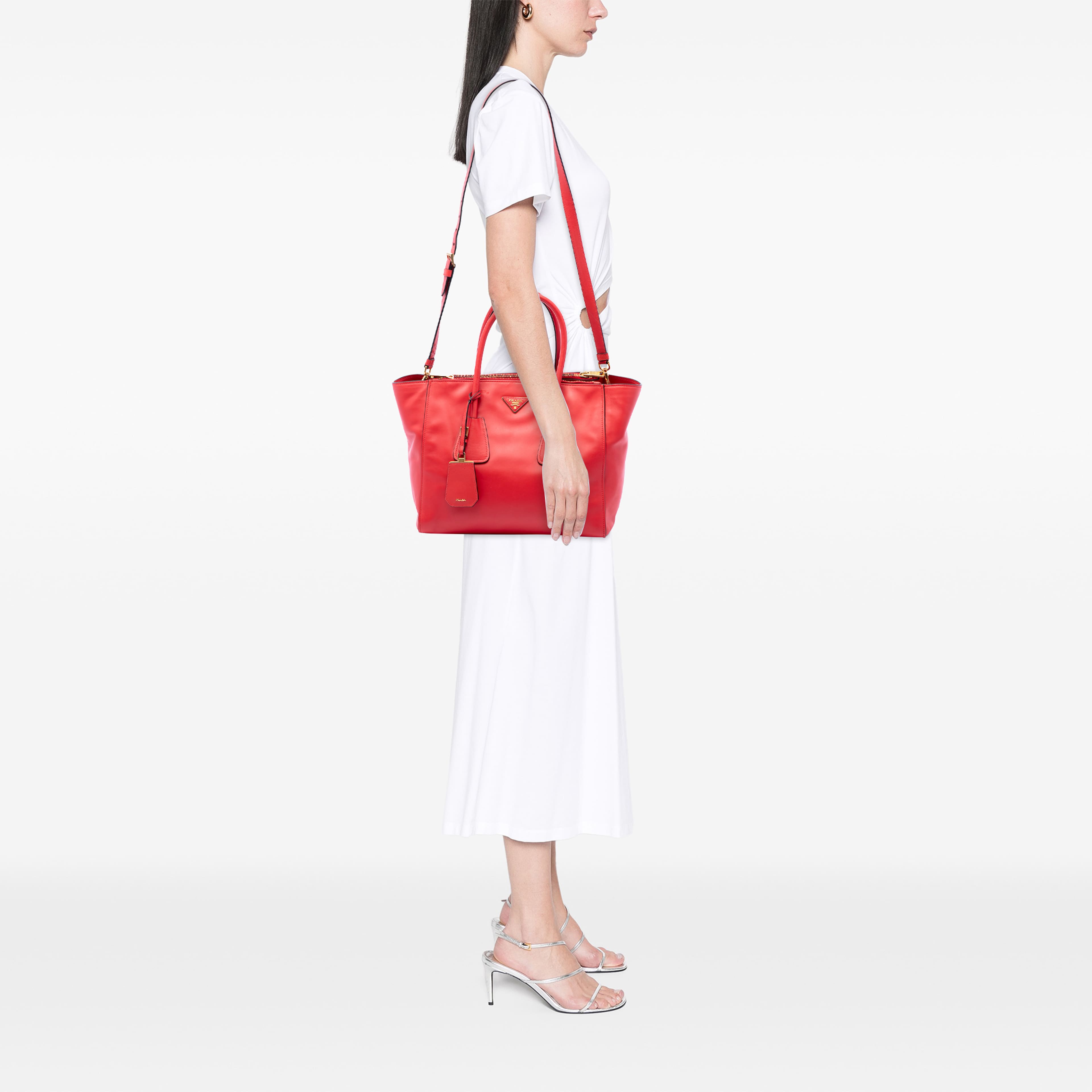 Prada Glace Calf Twin Pocket Double Handle Satchel, från Luxclusif, i färgen röd. Klicka för att öppna bilden i stort format