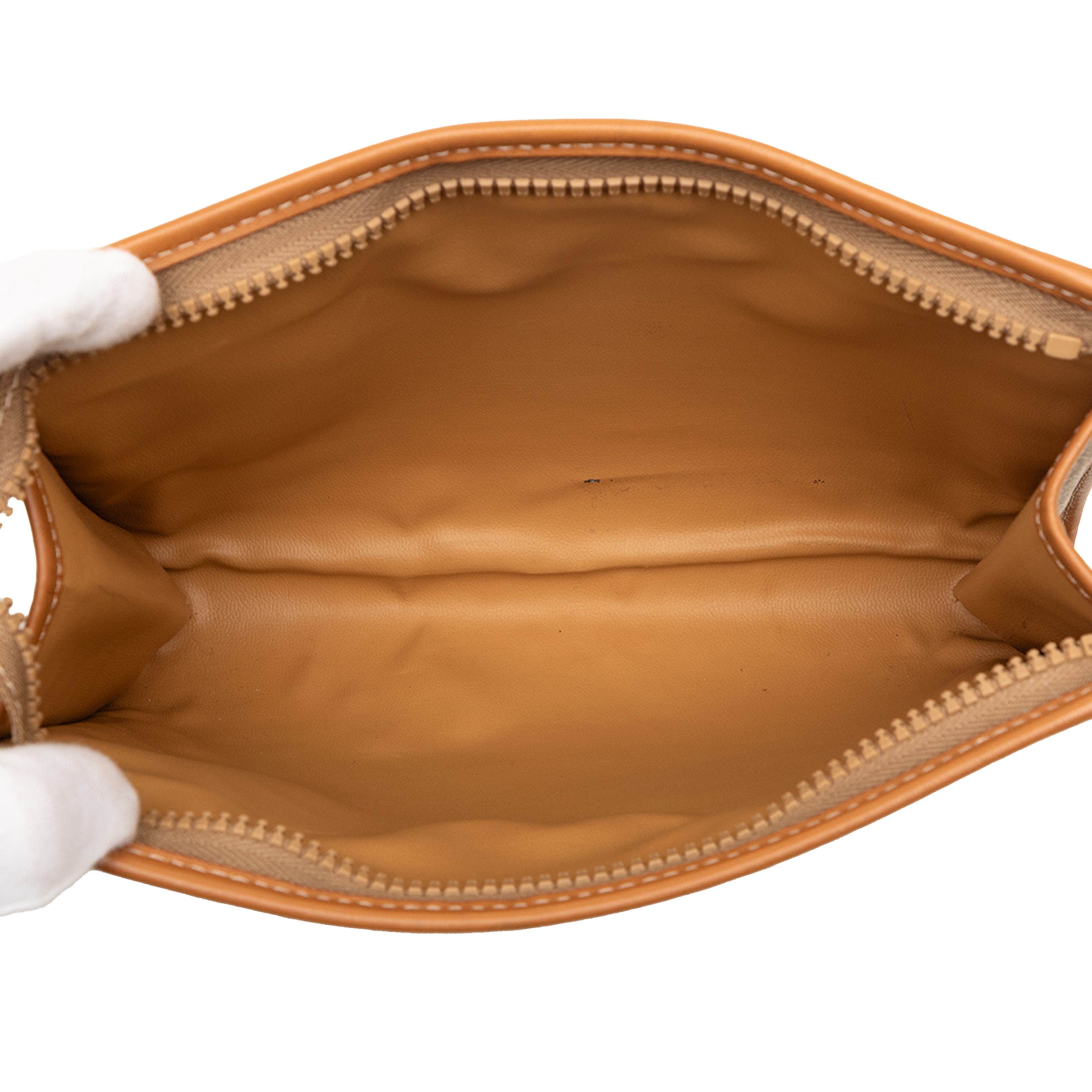 Celine Macadam Coated Canvas Clutch, från Luxclusif, i färgen beige. Klicka för att öppna bilden i stort format