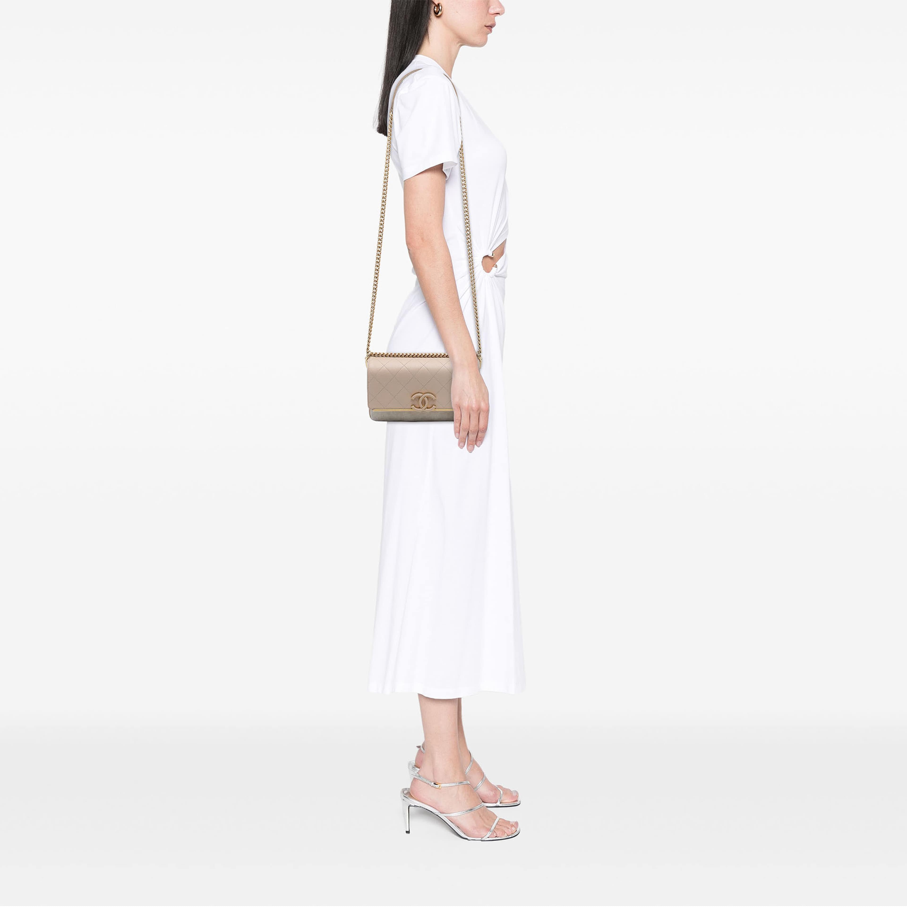 Chanel Small Cc Stitched Caviar And Suede Lady Coco Flap, från Luxclusif, i färgen beige. Klicka för att öppna bilden i stort format