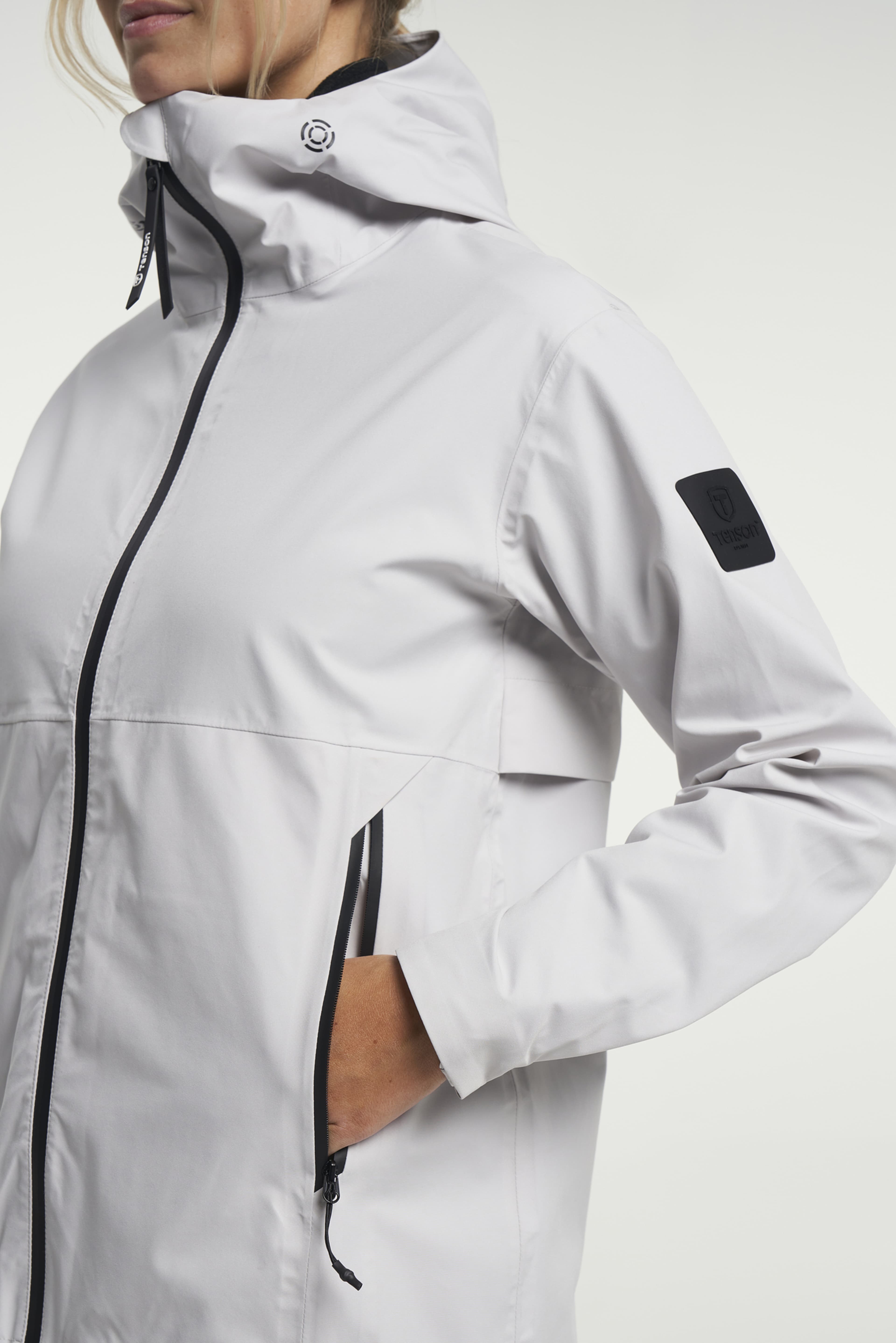 Misty Shell Jacket Women, från Tenson, i färgen ljusgrå. Klicka för att öppna bilden i stort format