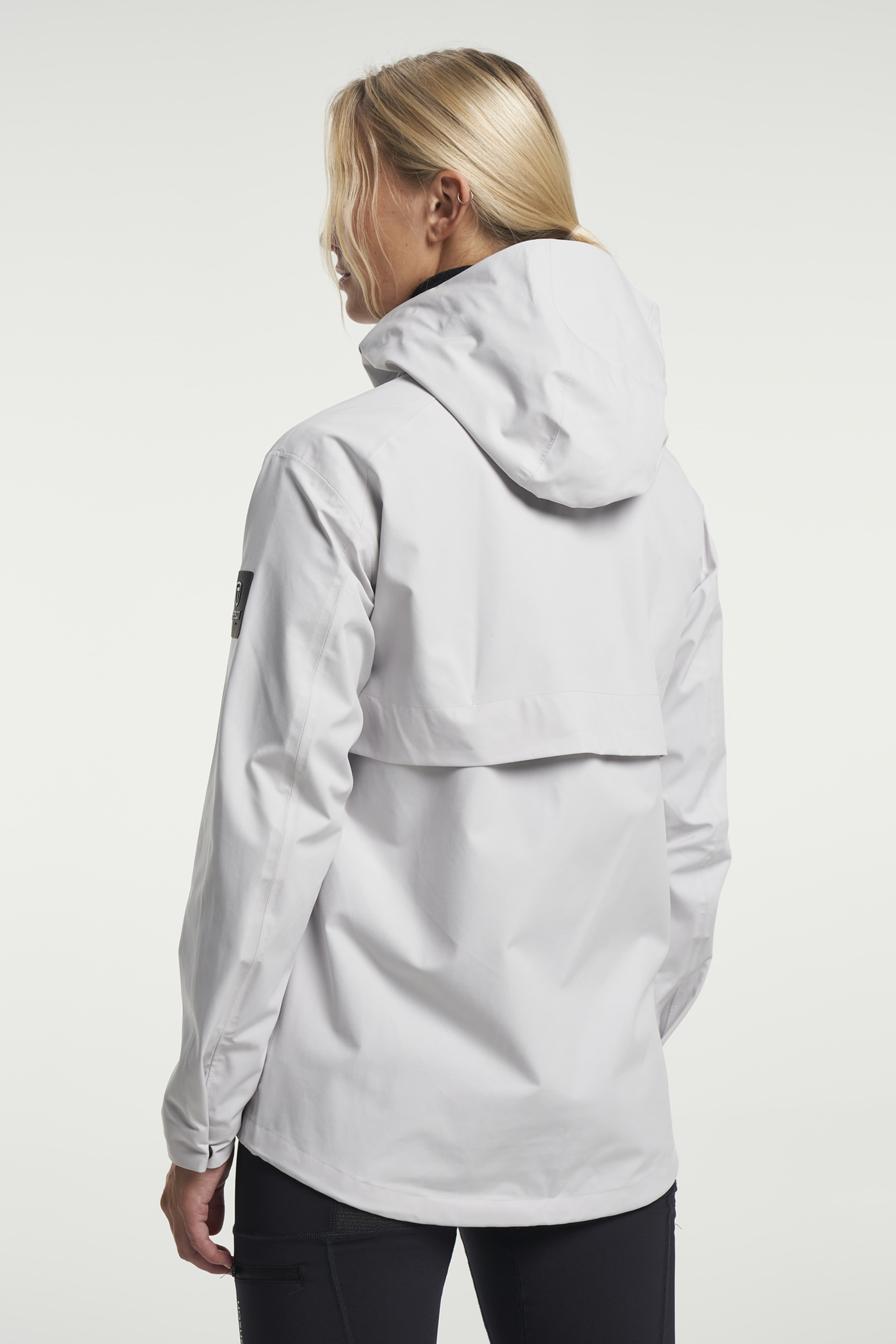 Misty Shell Jacket Women, från Tenson, i färgen ljusgrå. Klicka för att öppna bilden i stort format