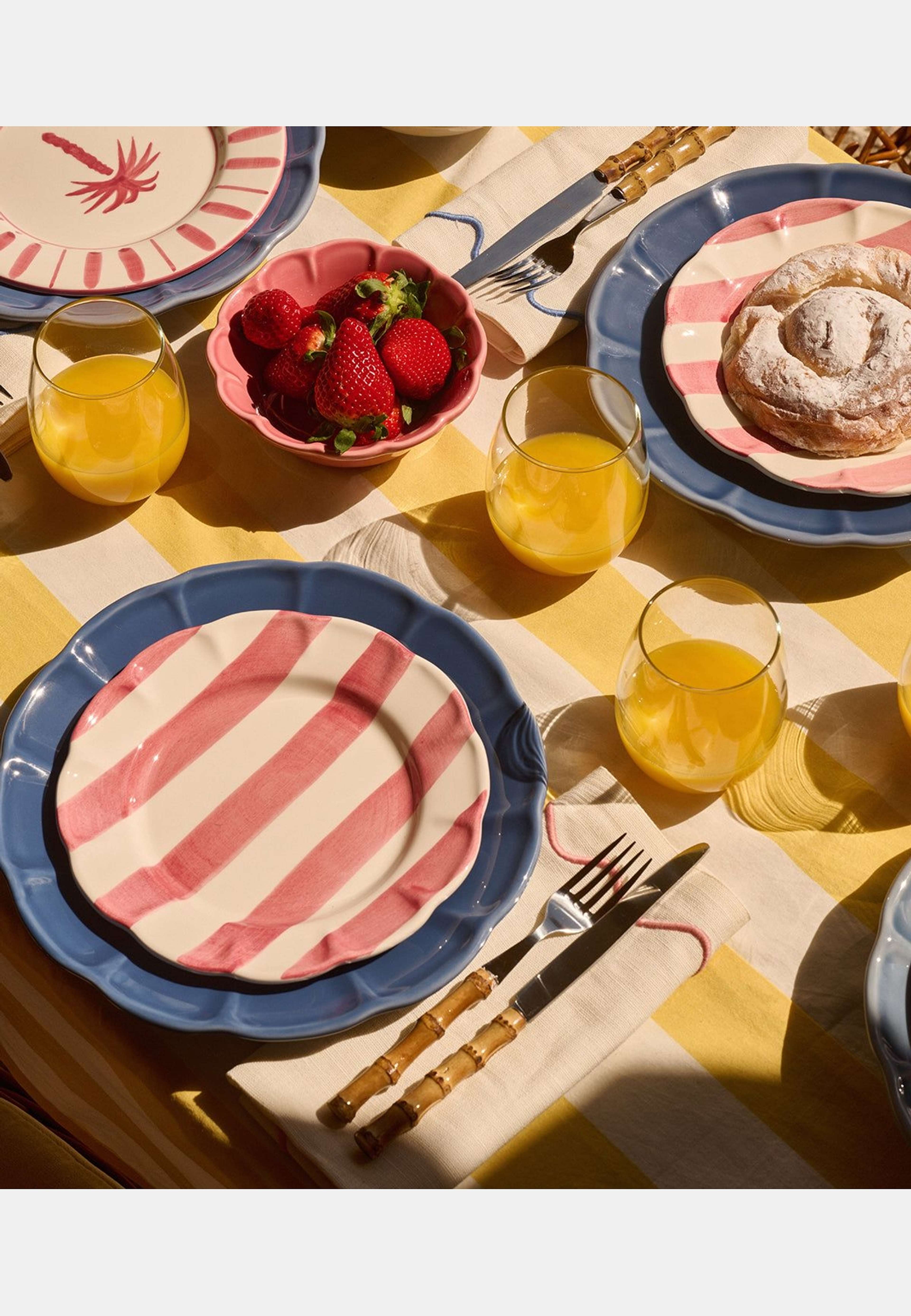 Stripe Assiett - 21 Cm, från Pick A Poppy, i färgen dark pink. Klicka för att öppna bilden i stort format