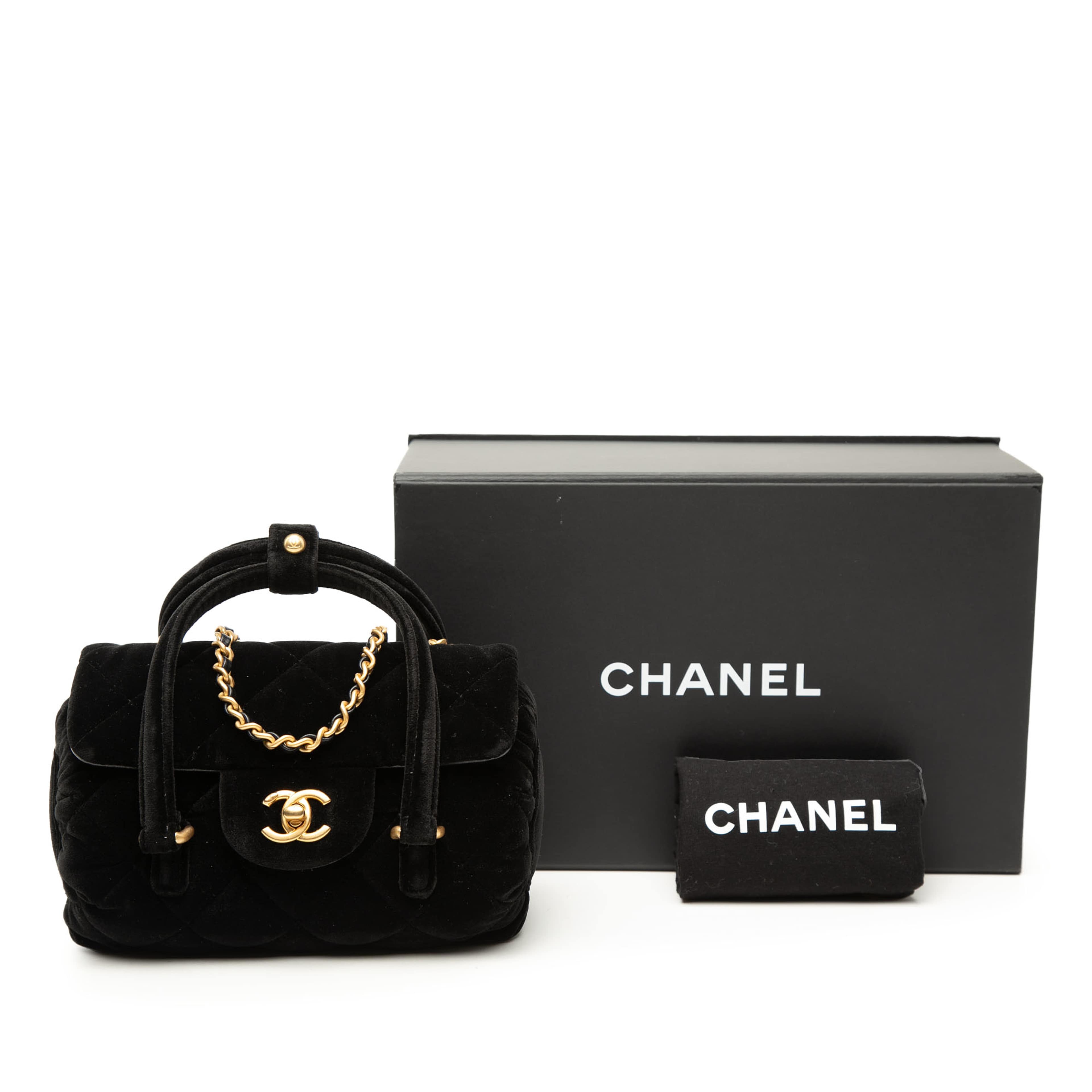 Chanel Mini Quilted Velvet Top Handle Flap, från Luxclusif, i färgen svart. Klicka för att öppna bilden i stort format