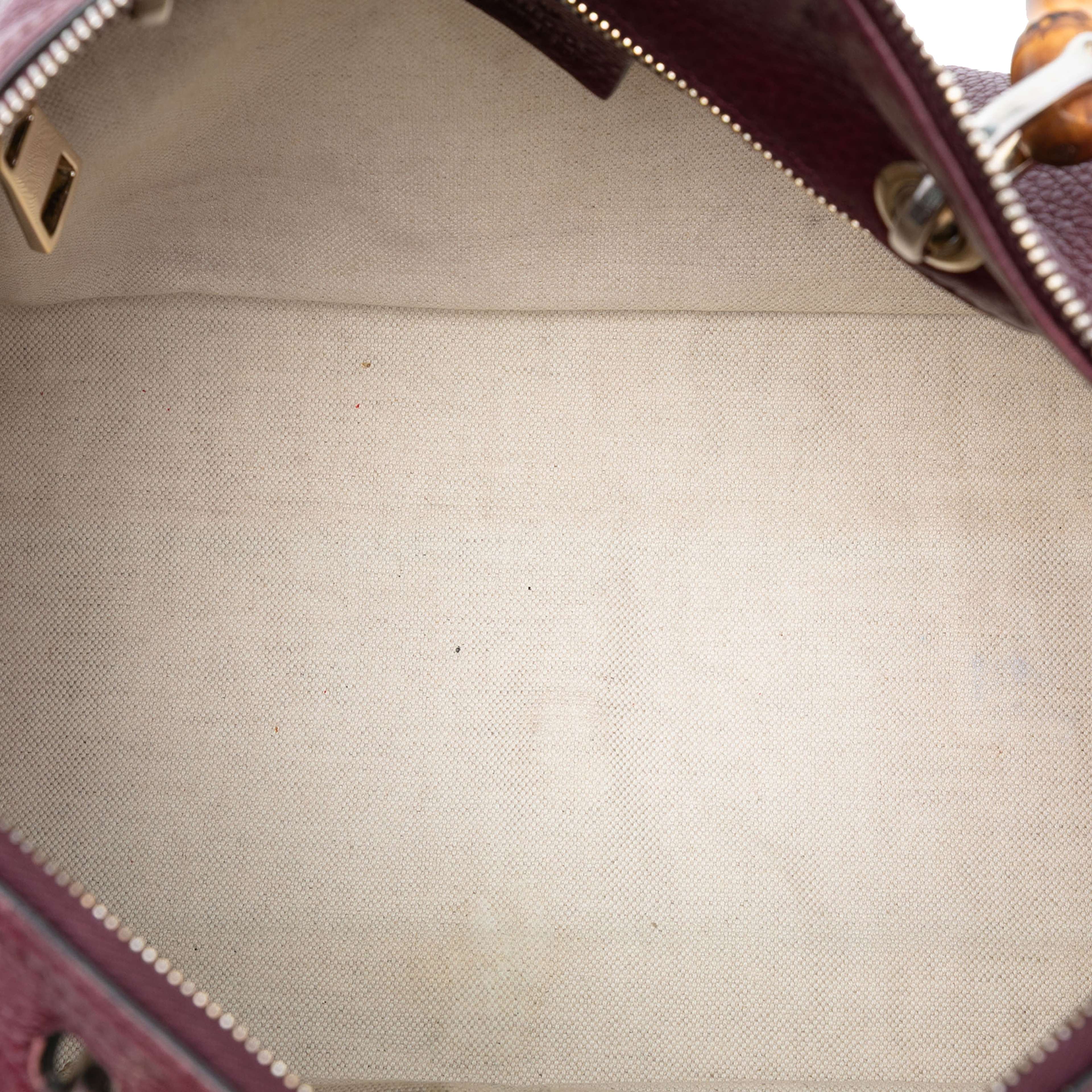 Gucci Medium Calfskin Bamboo Shopper Boston Bag, från Luxclusif, i färgen burgundy. Klicka för att öppna bilden i stort format