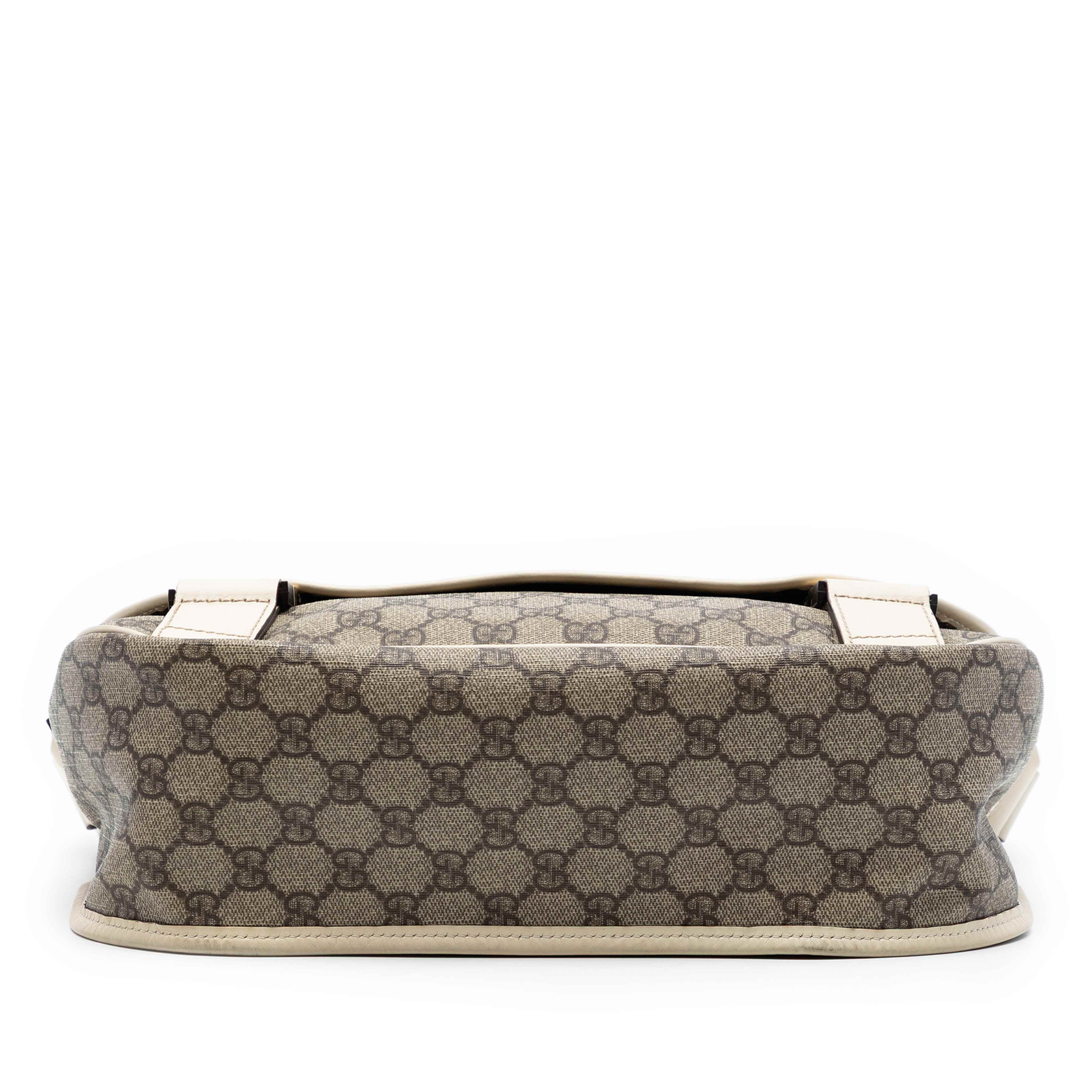 Gucci Gg Supreme Crossbody, från Luxclusif, i färgen vit. Klicka för att öppna bilden i stort format