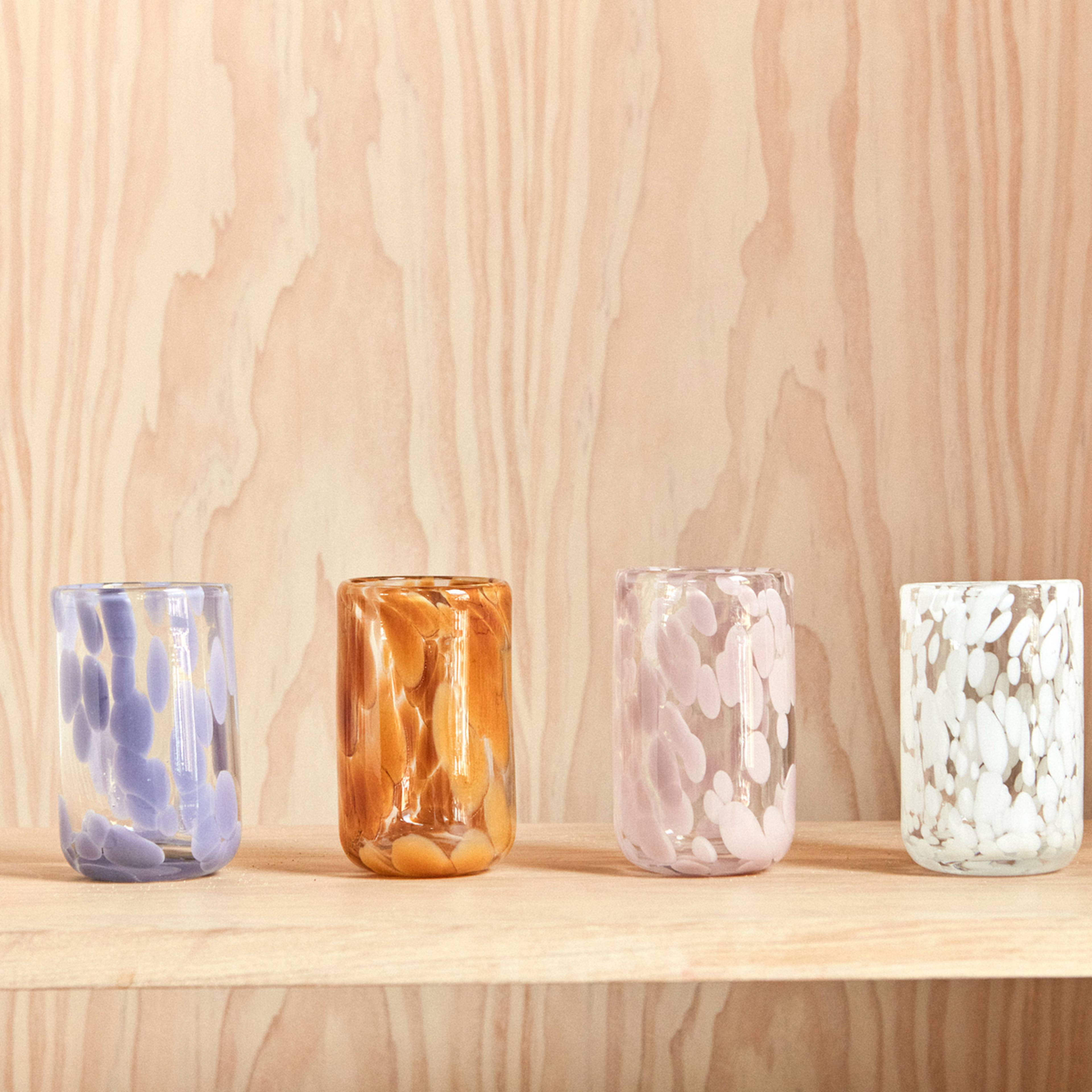 Jali Glass, från OYOY Living, i färgen rose. Klicka för att öppna bilden i stort format