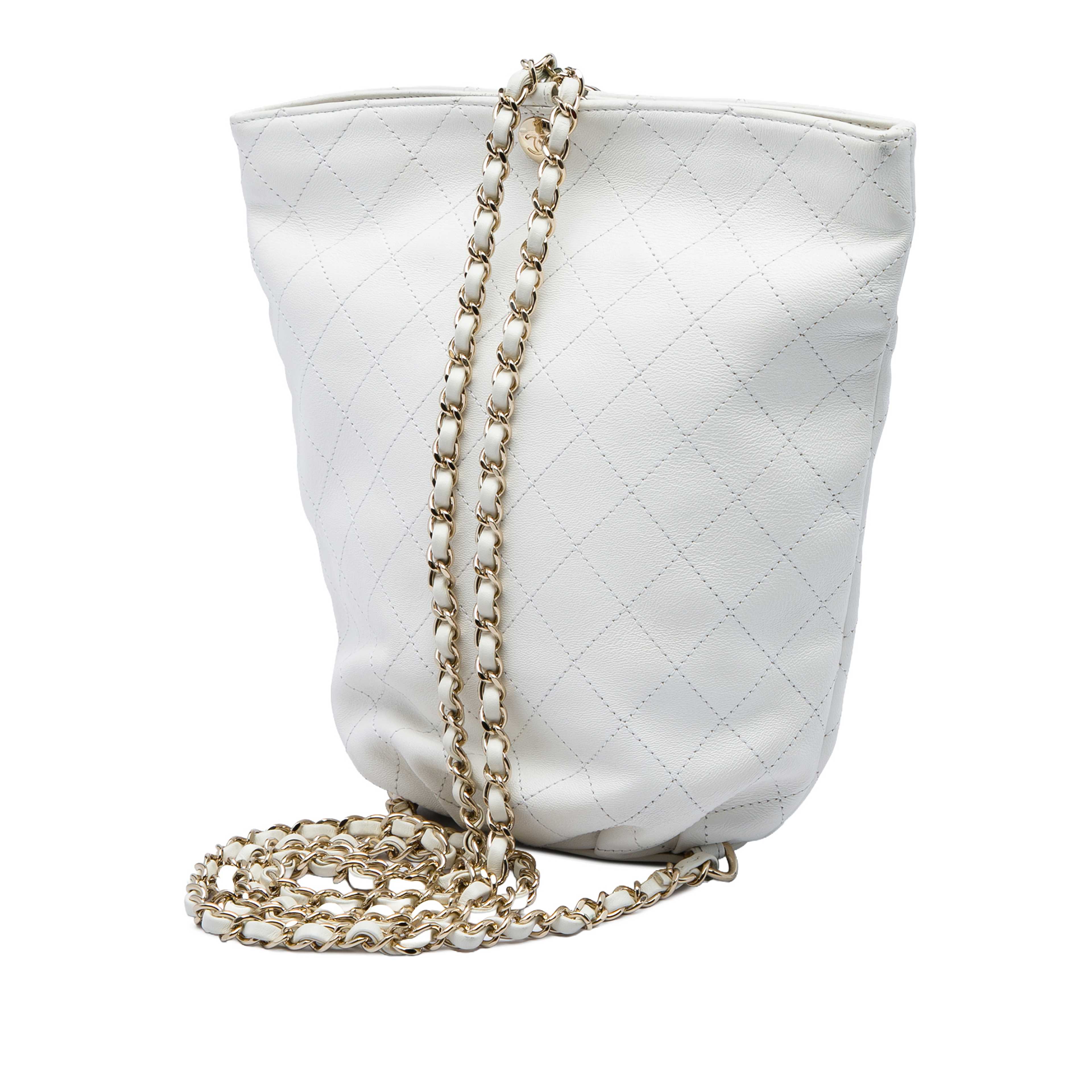 Chanel Cc Quilted Calfskin Bucket Backpack, från Luxclusif, i färgen vit. Klicka för att öppna bilden i stort format