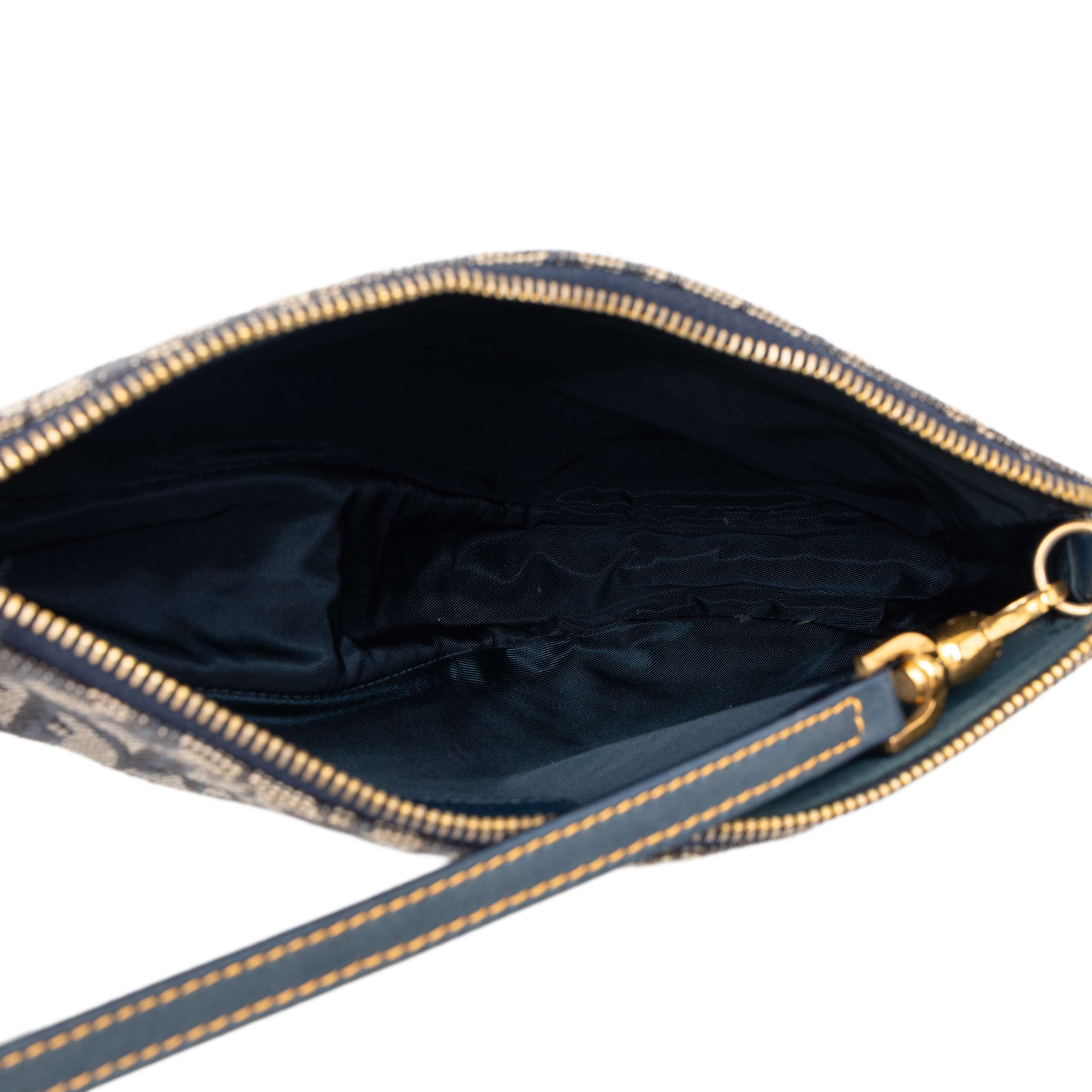Dior Mini Diorissimo Canvas Saddle Pochette, från Luxclusif, i färgen blå. Klicka för att öppna bilden i stort format
