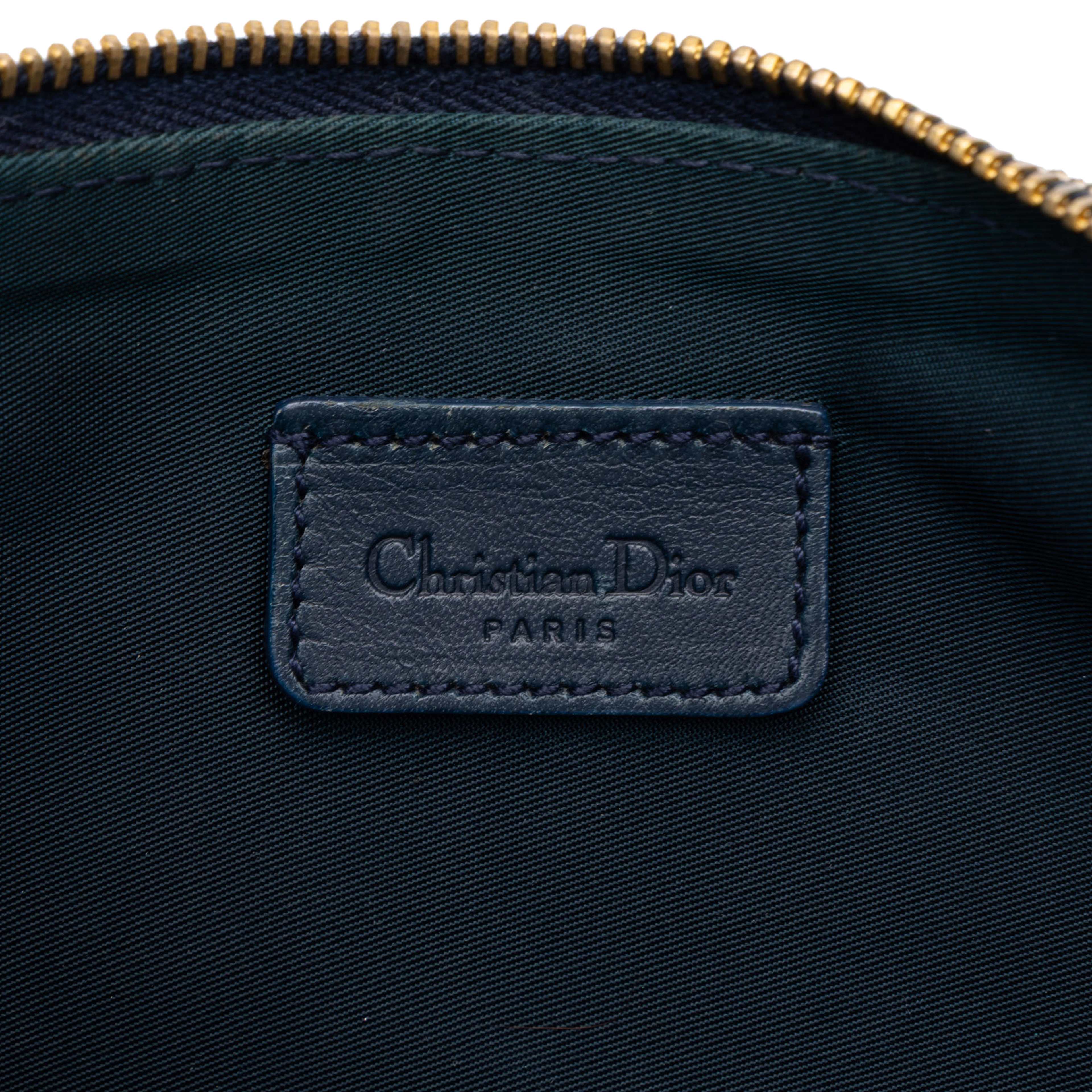 Dior Mini Diorissimo Canvas Saddle Pochette, från Luxclusif, i färgen blå. Klicka för att öppna bilden i stort format