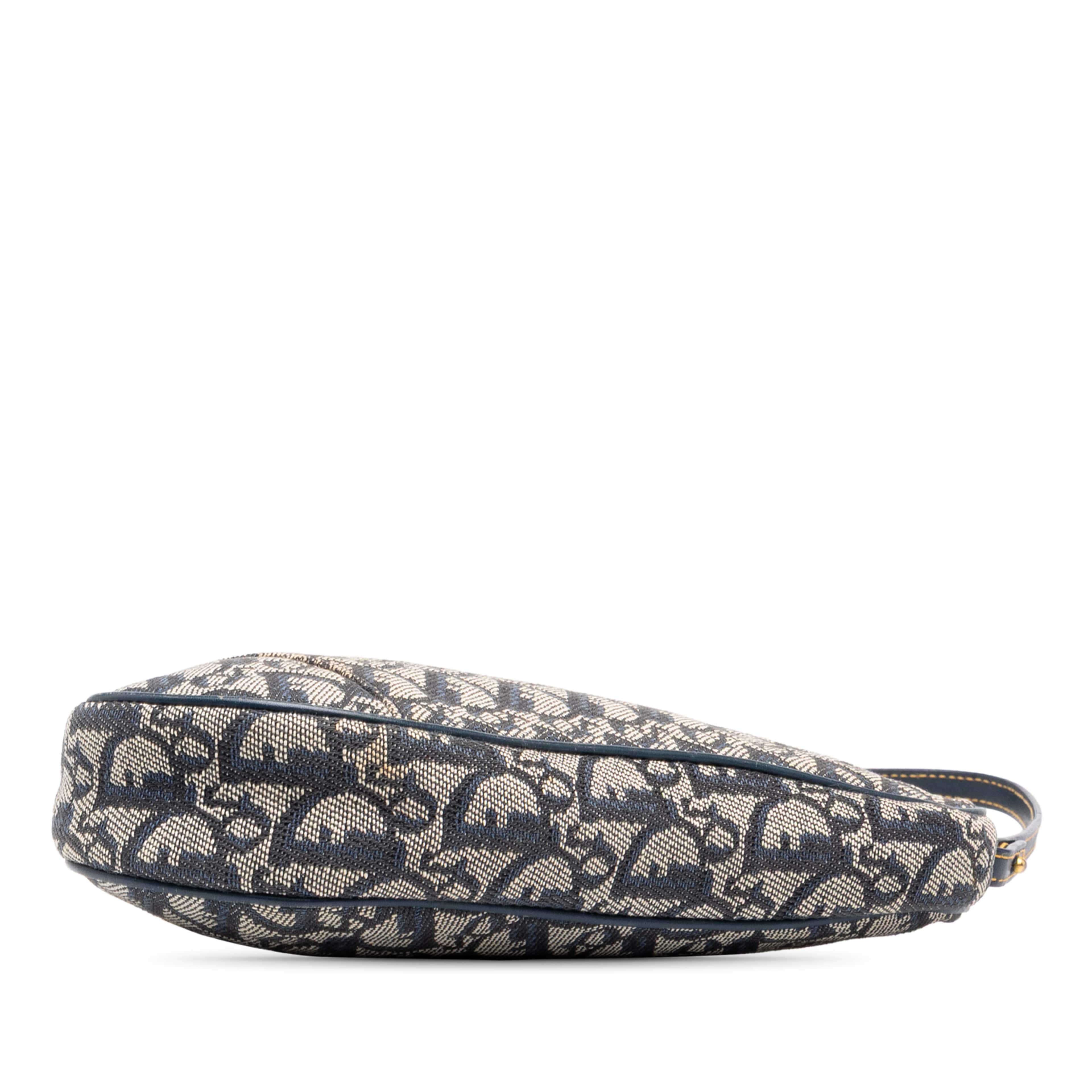 Dior Mini Diorissimo Canvas Saddle Pochette, från Luxclusif, i färgen blå. Klicka för att öppna bilden i stort format